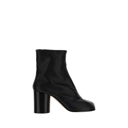 Maison Margiela Black Lamb Ovis Aries Aries Ankle Boots with split toe and cylindrical heel, AW25 leather fashion icon.