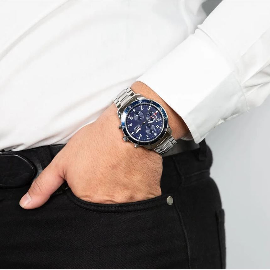 TOMMY HILFIGER Mod. 1791949 gent's quartz analog watch, 44mm case, blue dial, water-resistant 5 ATM, worn on wrist with bracelet packaging