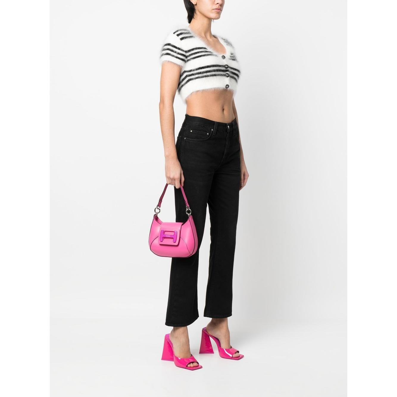 Front view with bag zipped and handles upright.