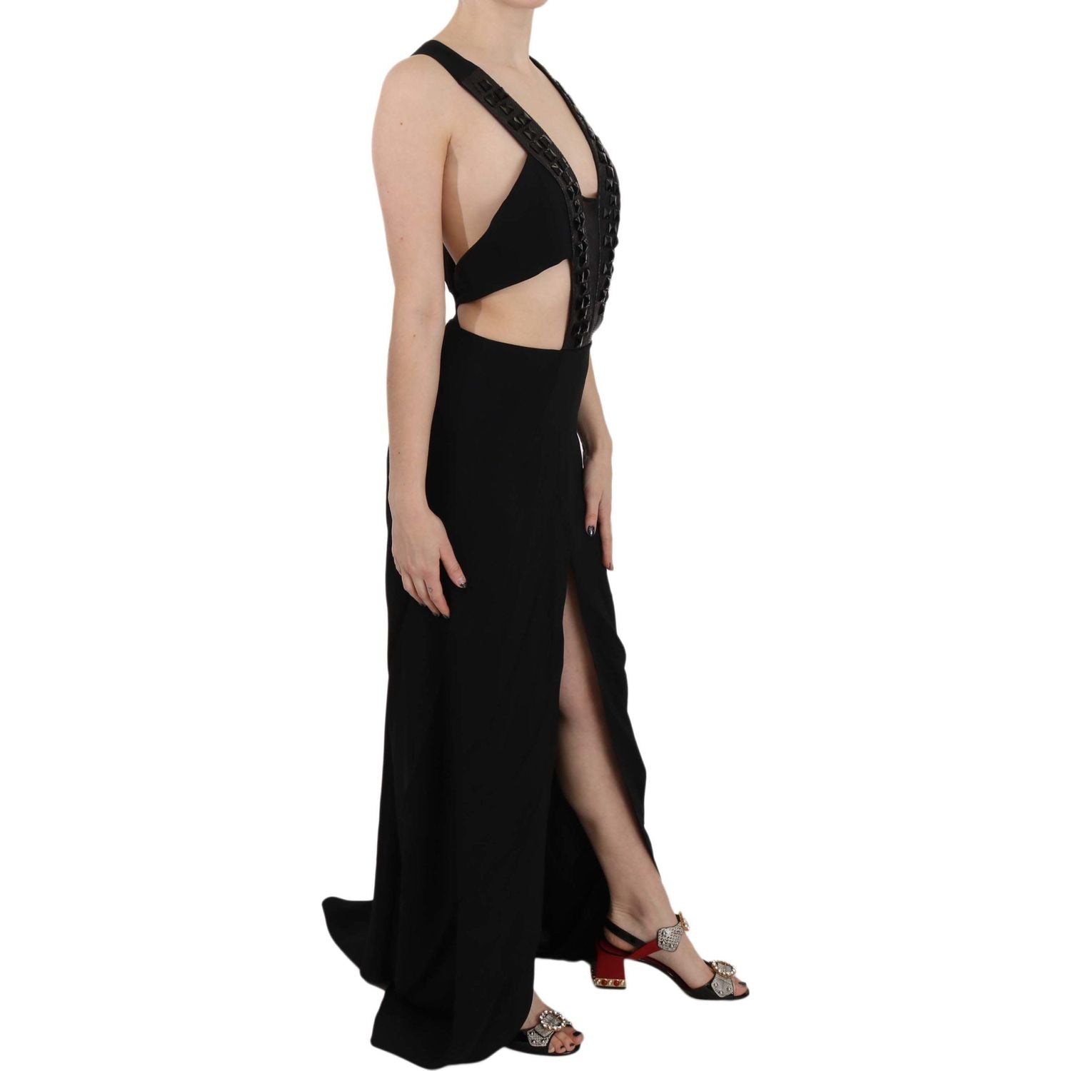 فستان سهرة ماكسي أنيق من جون ريتشموند مع لمسات من الكريستال