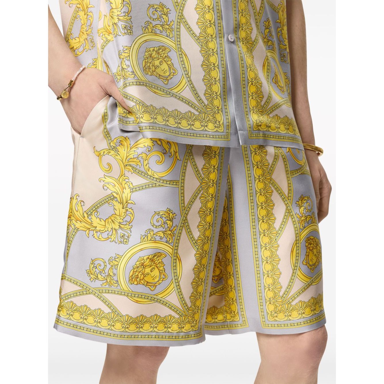 شورت فيرساتشي الذهبي