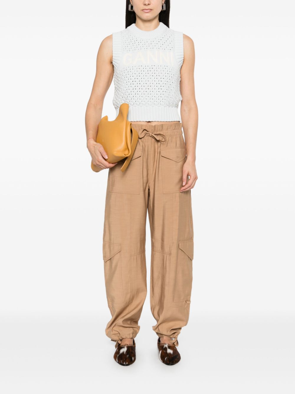 Front view with bag zipped and handles upright.