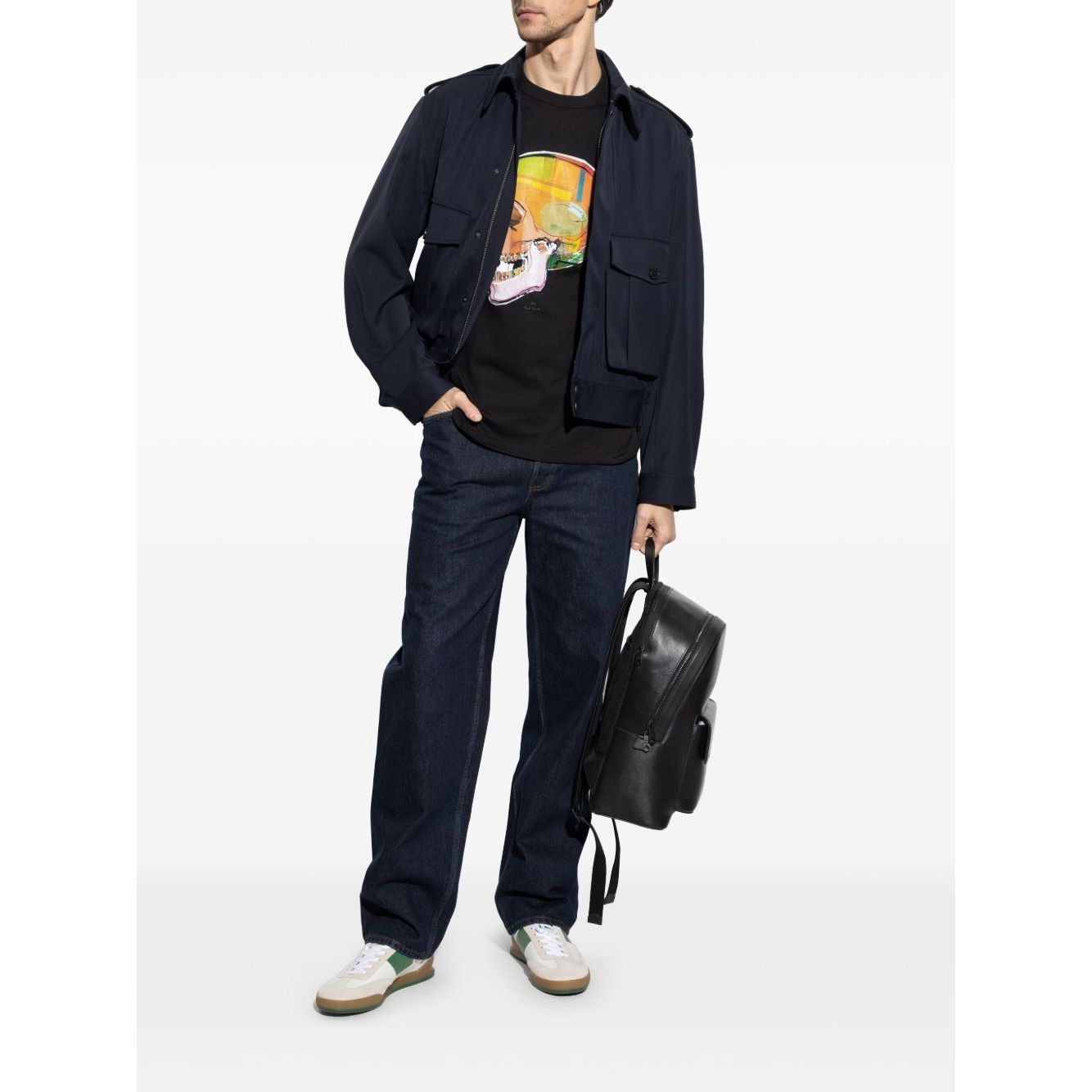 Front view with bag zipped and handles upright.