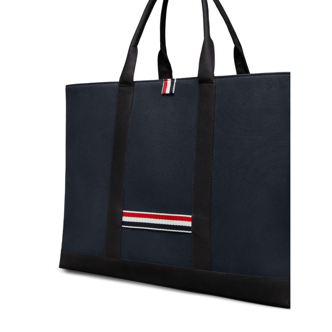 Front view with bag zipped and handles upright.