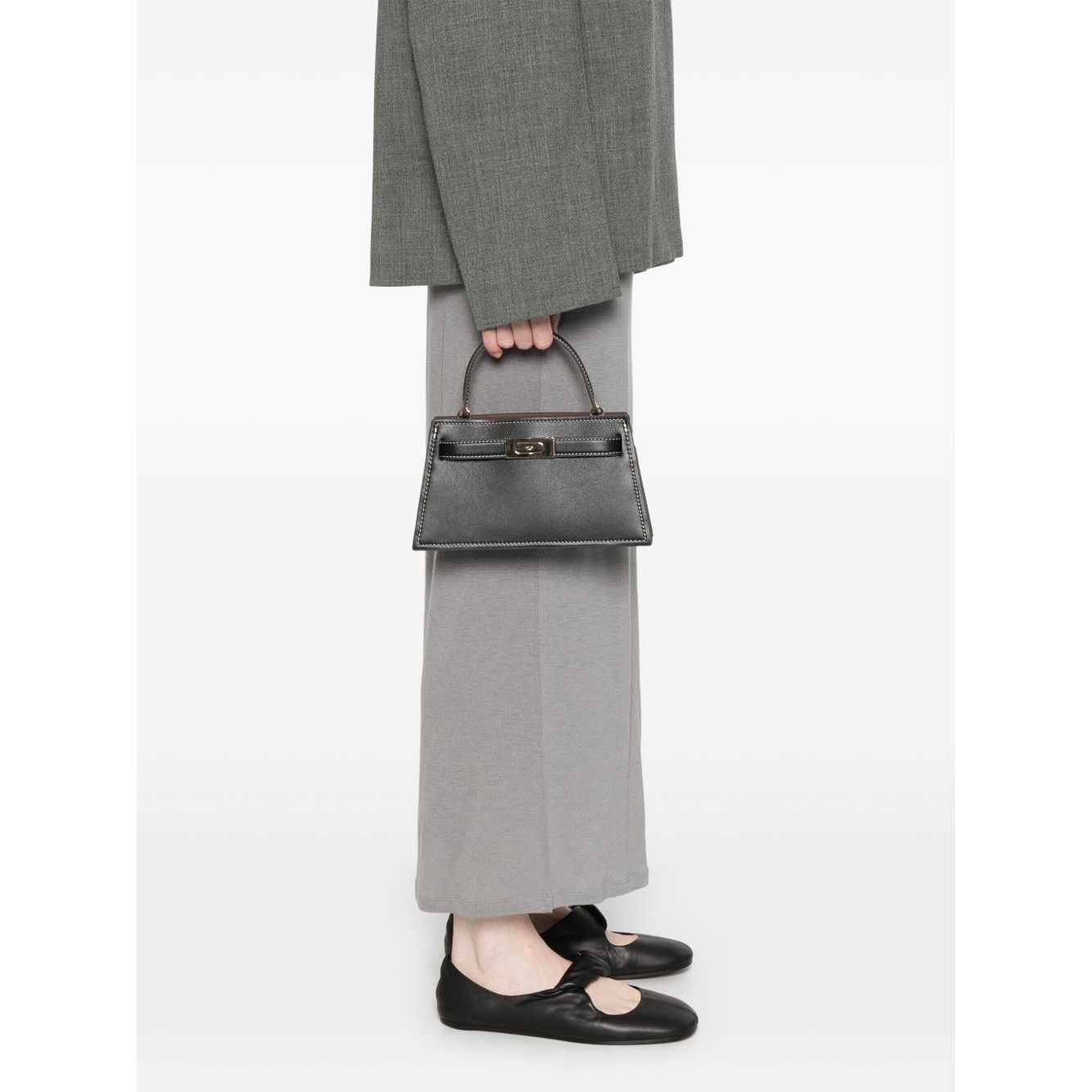 Front view with bag zipped and handles upright.