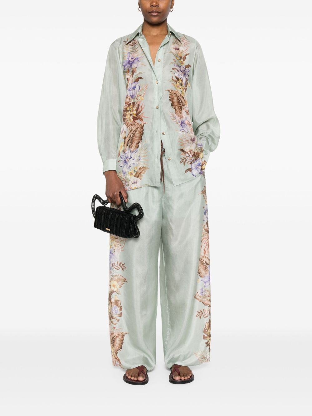 Front view with bag zipped and handles upright.