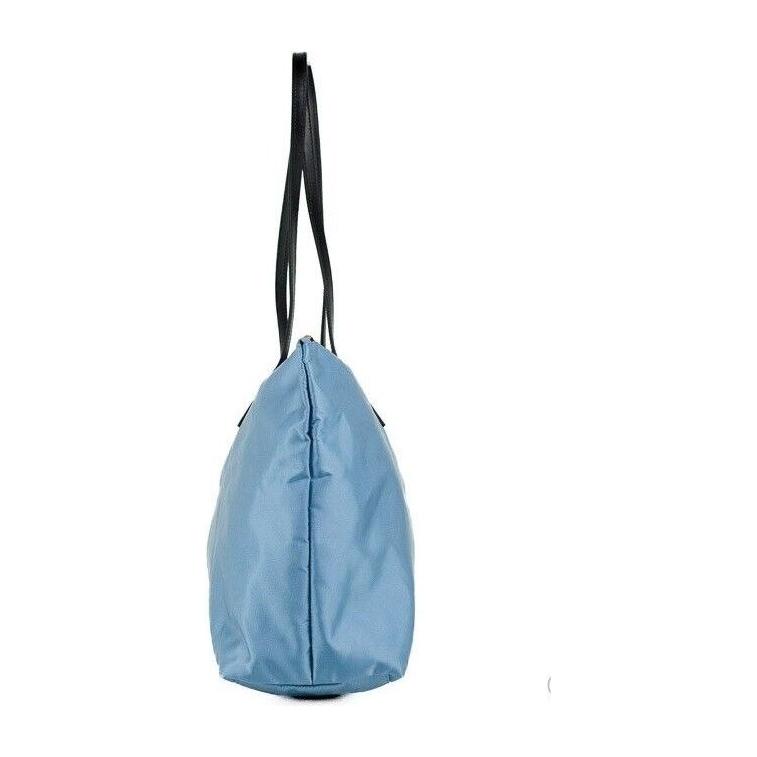 حقيبة فيرساتشي بورتونا ميدوسا متوسطة الحجم من النايلون باللون الأزرق