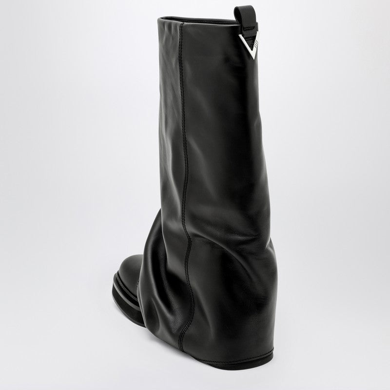 Front view with bag zipped and handles upright.