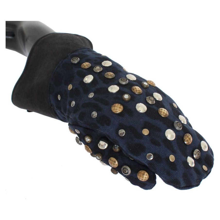 别致的灰色羊毛和羊毛手套，饰有铆钉细节