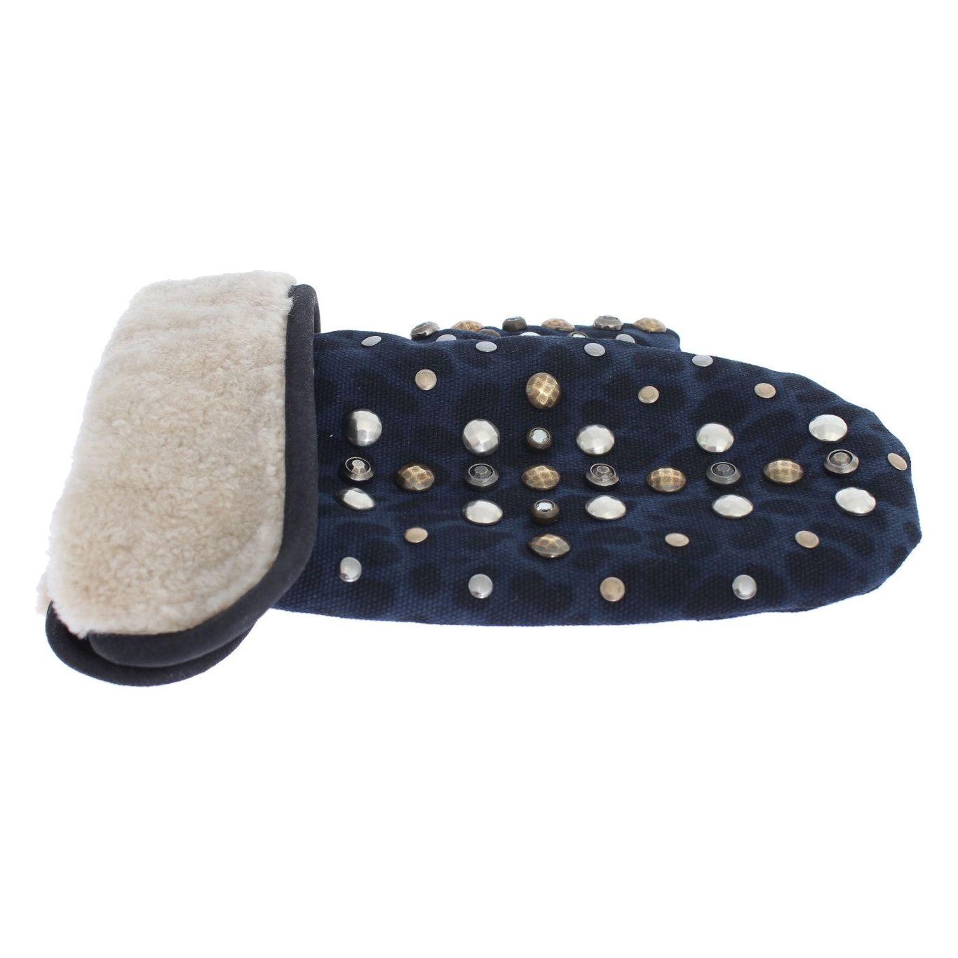 别致的灰色羊毛和羊毛手套，饰有铆钉细节