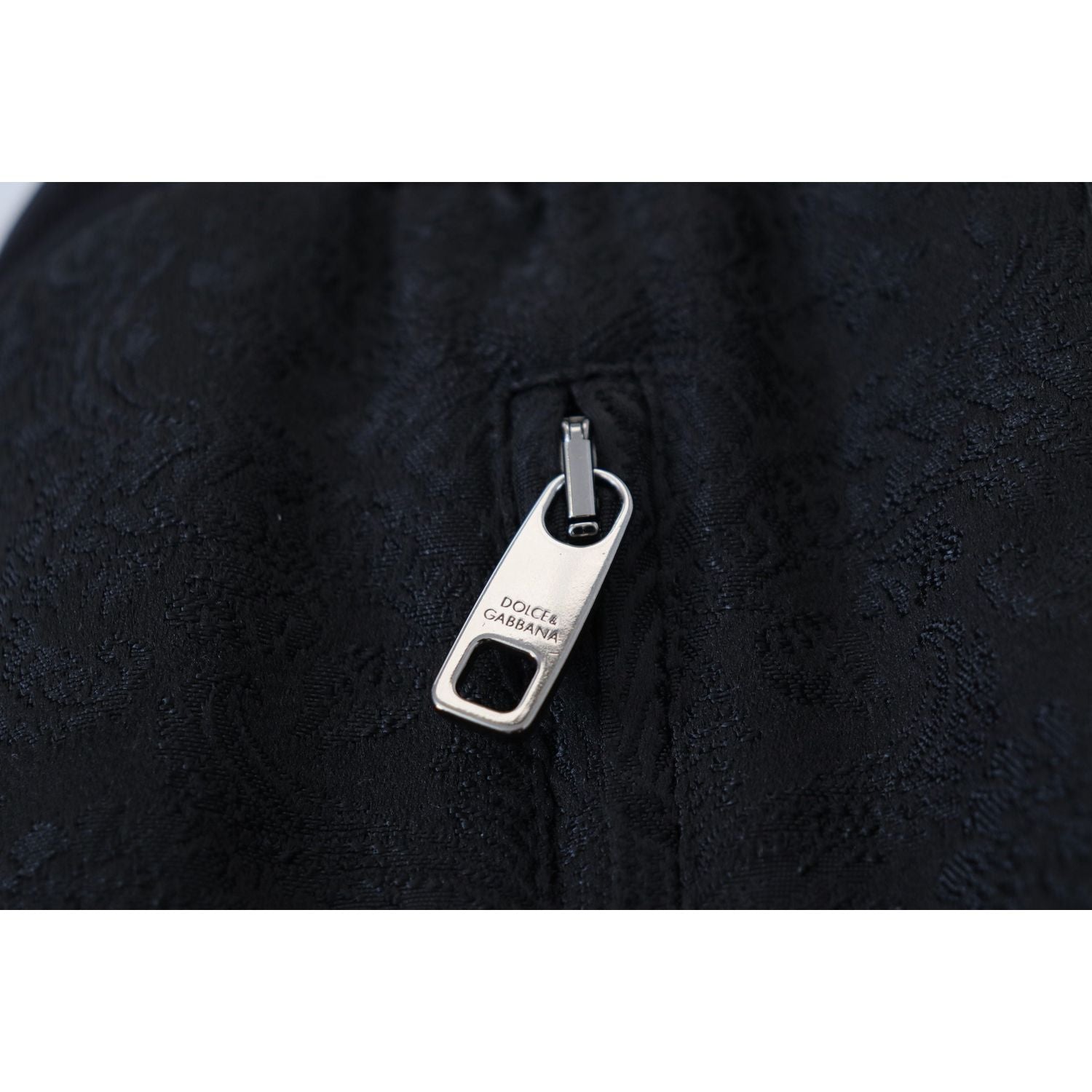 适合现代男士的优雅黑色慢跑裤