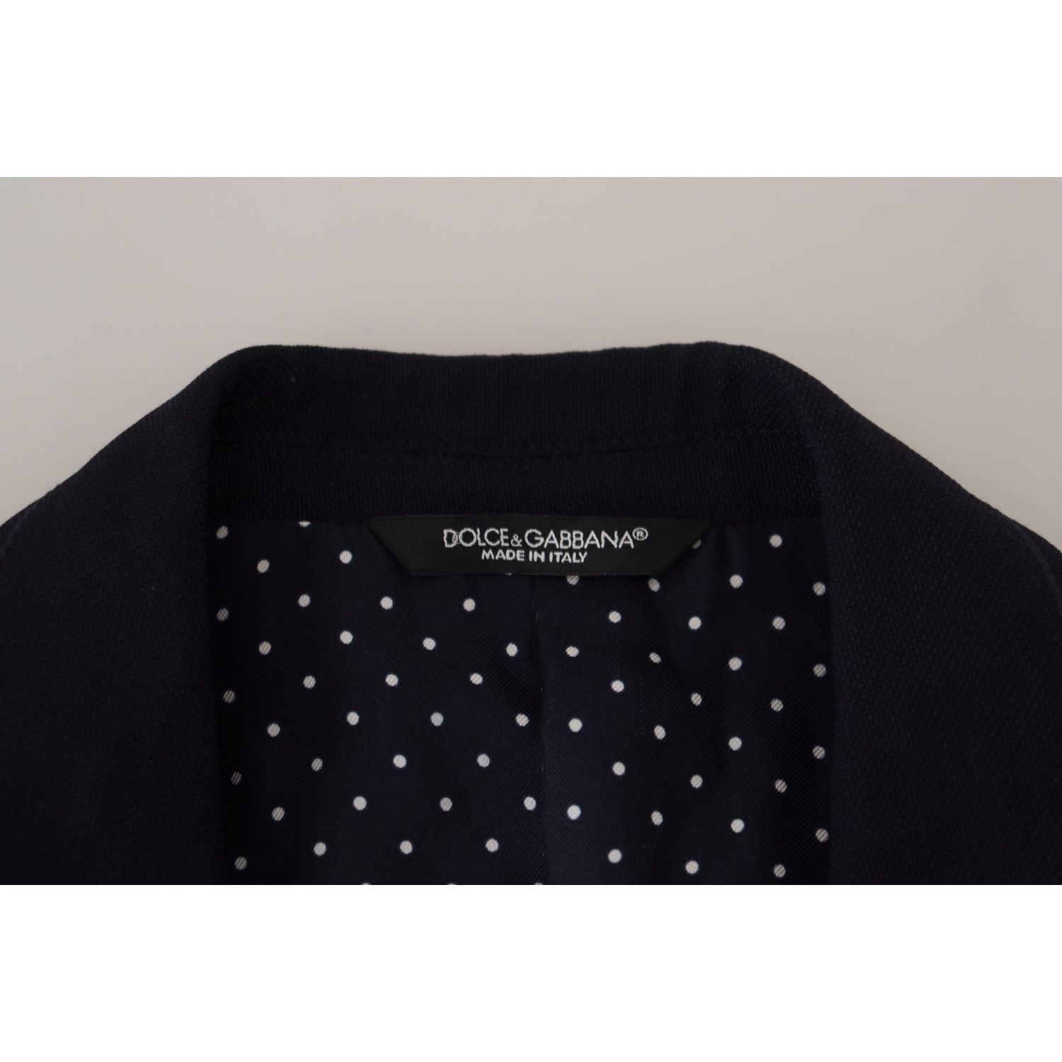 优雅的黑色单排扣西装外套