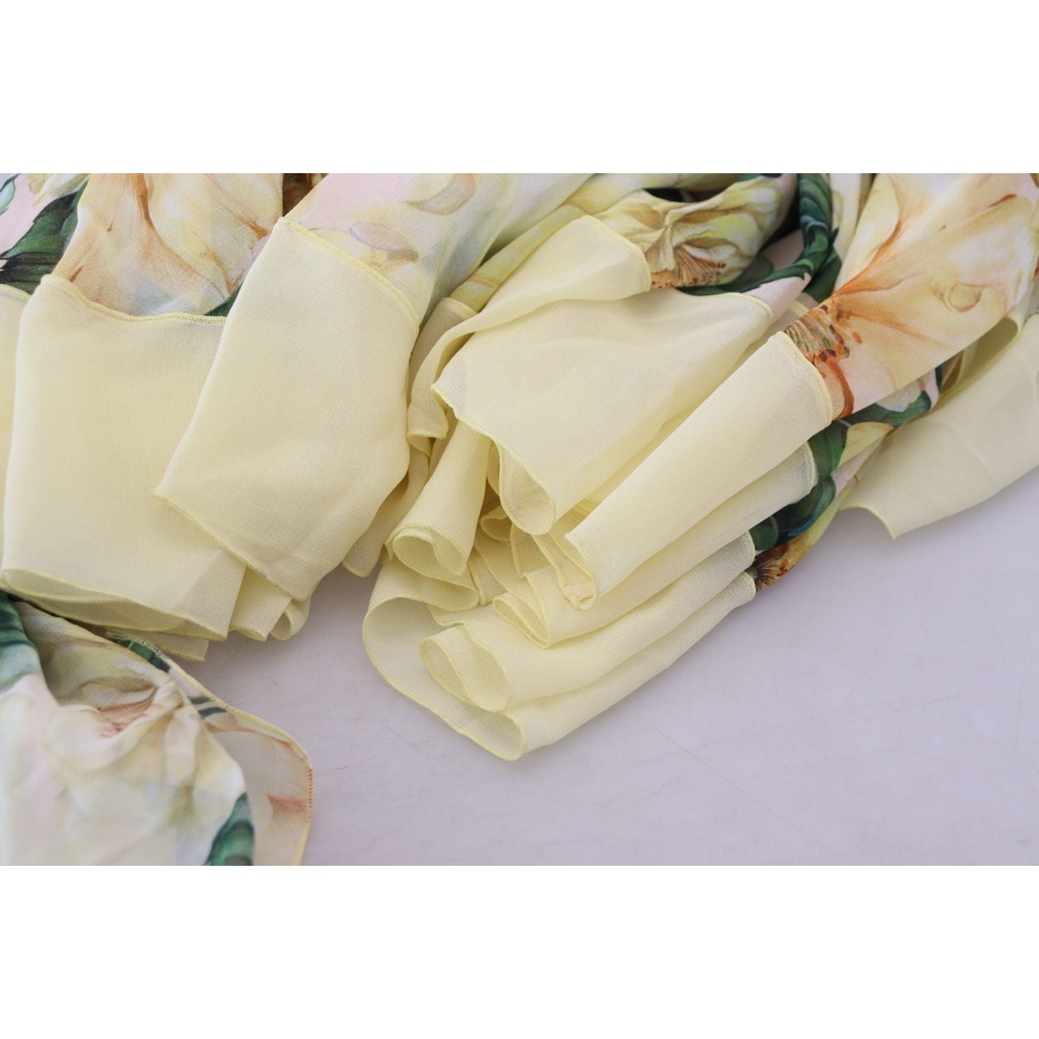 فستان ماكسي أنيق من الحرير مزين بالزهور من دولتشي آند غابانا