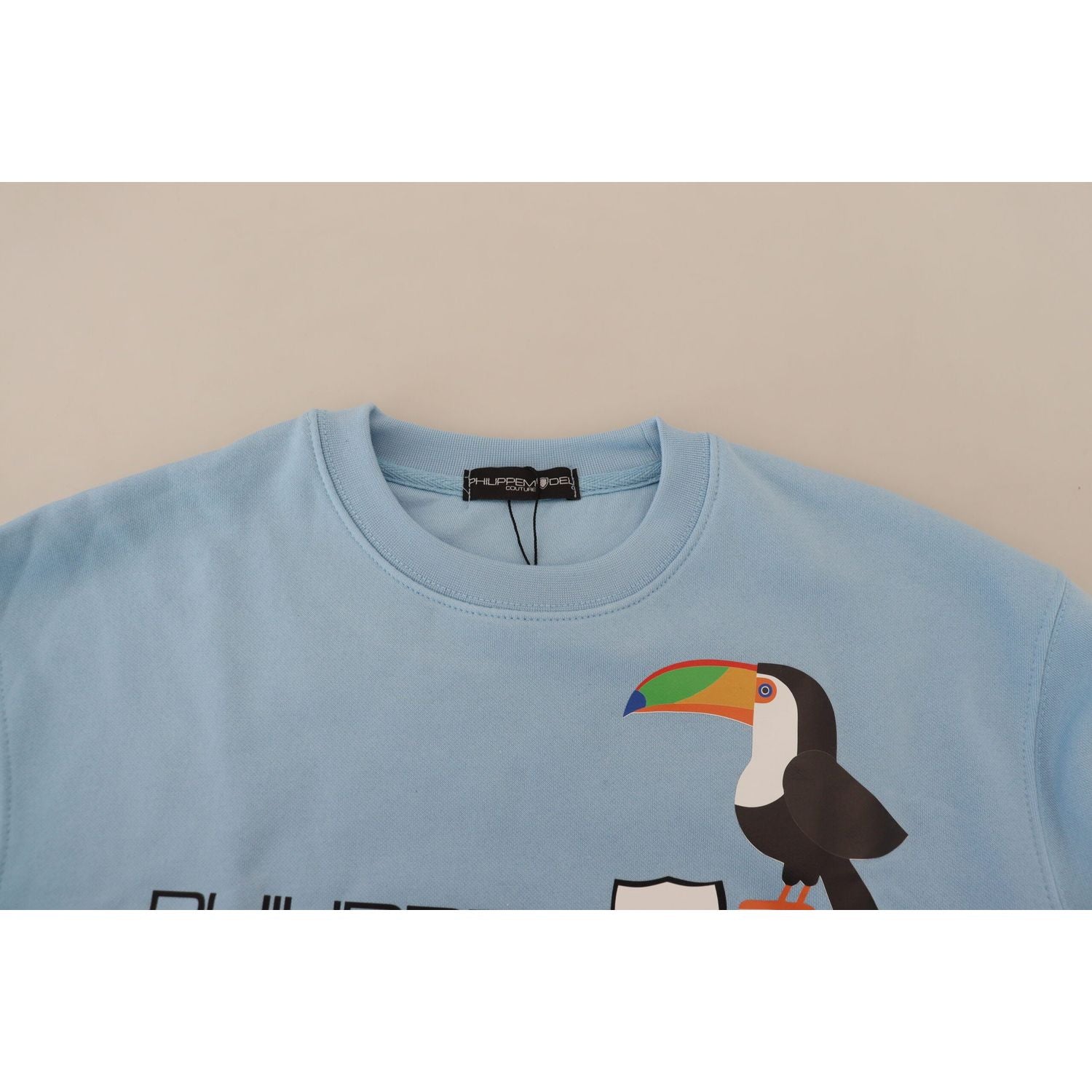 时尚浅蓝色徽标缀饰毛衣