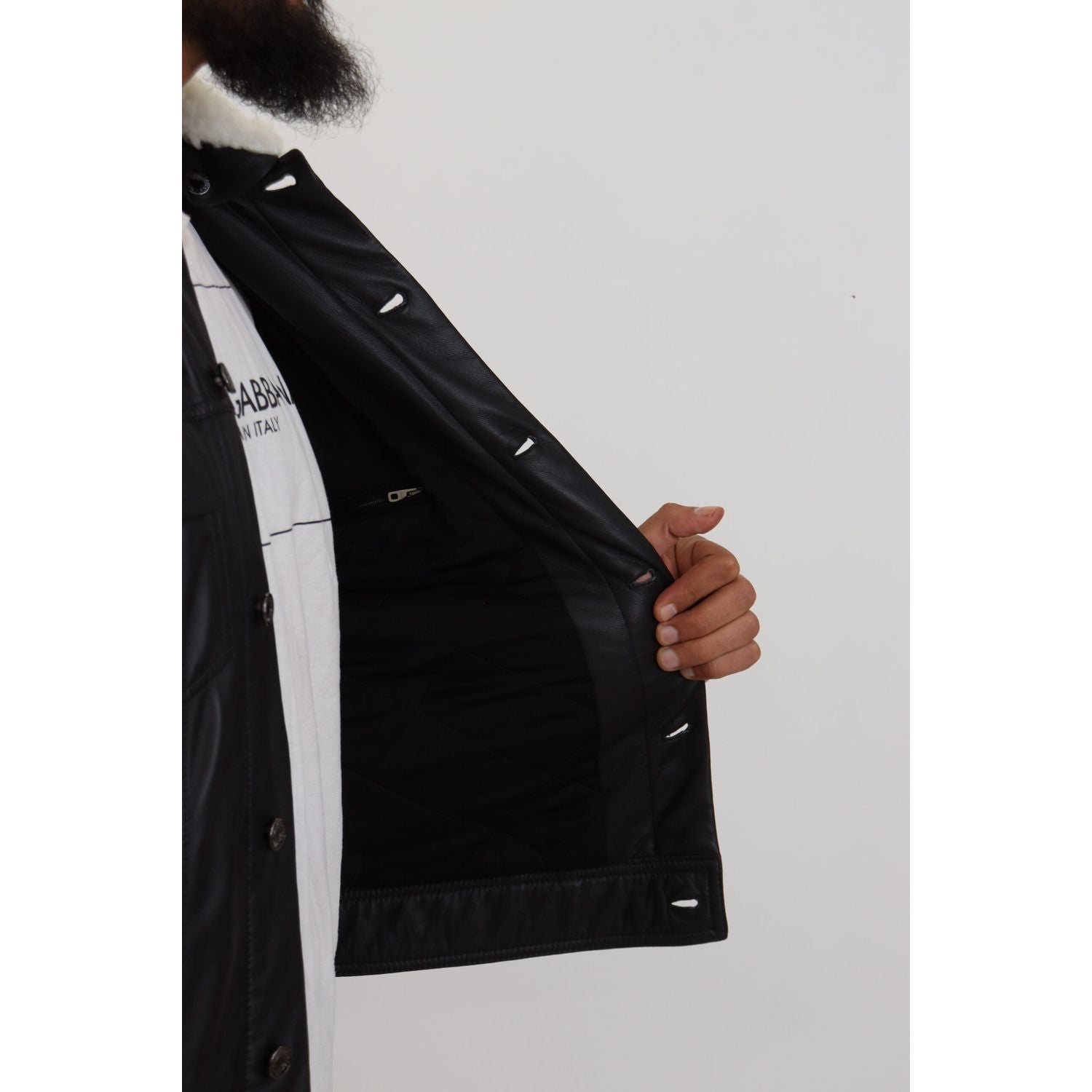 سترة بومبر جلدية أنيقة باللون الأسود من دولتشي آند غابانا