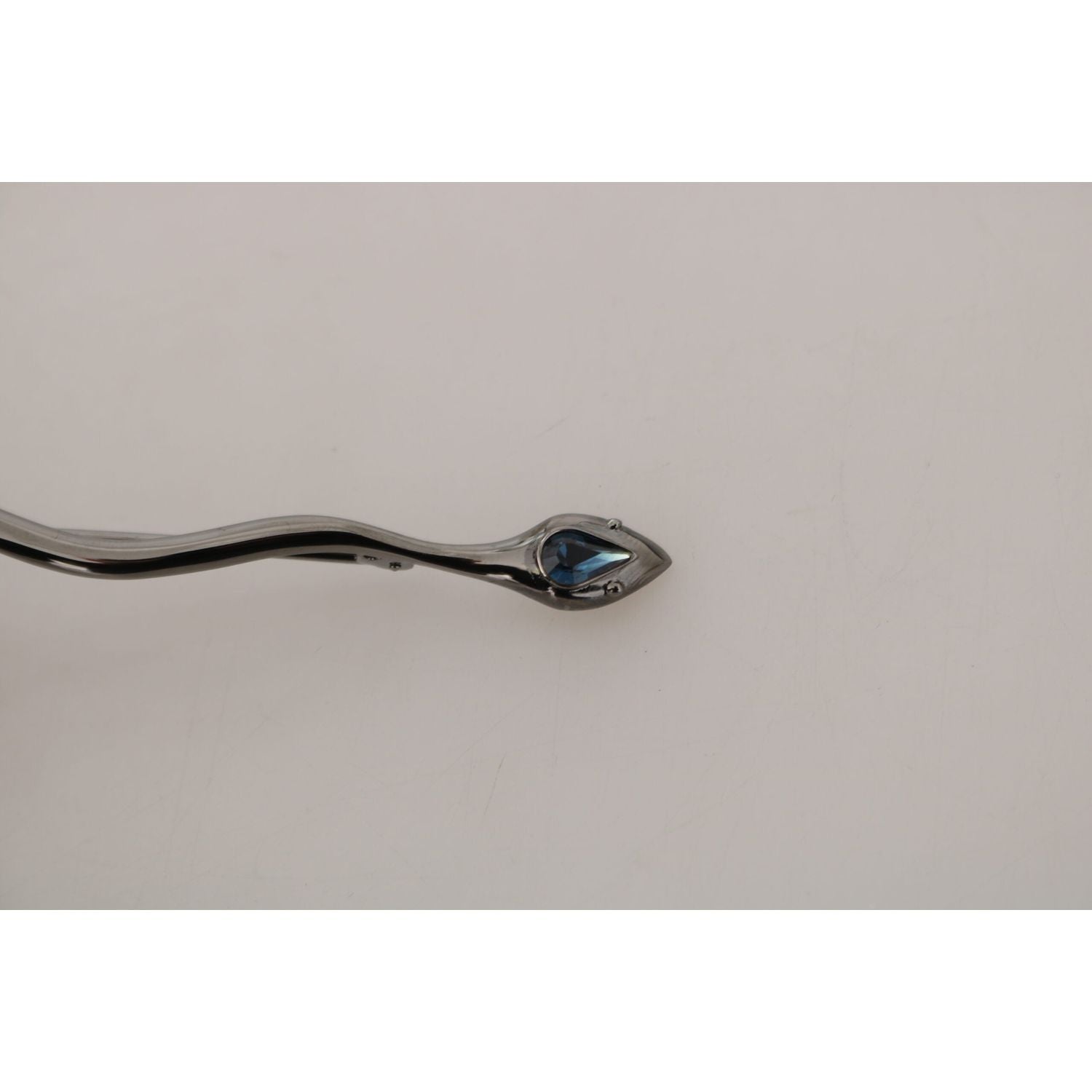 دبوس فضي أنيق مزين بالكريستال من دولتشي آند غابانا