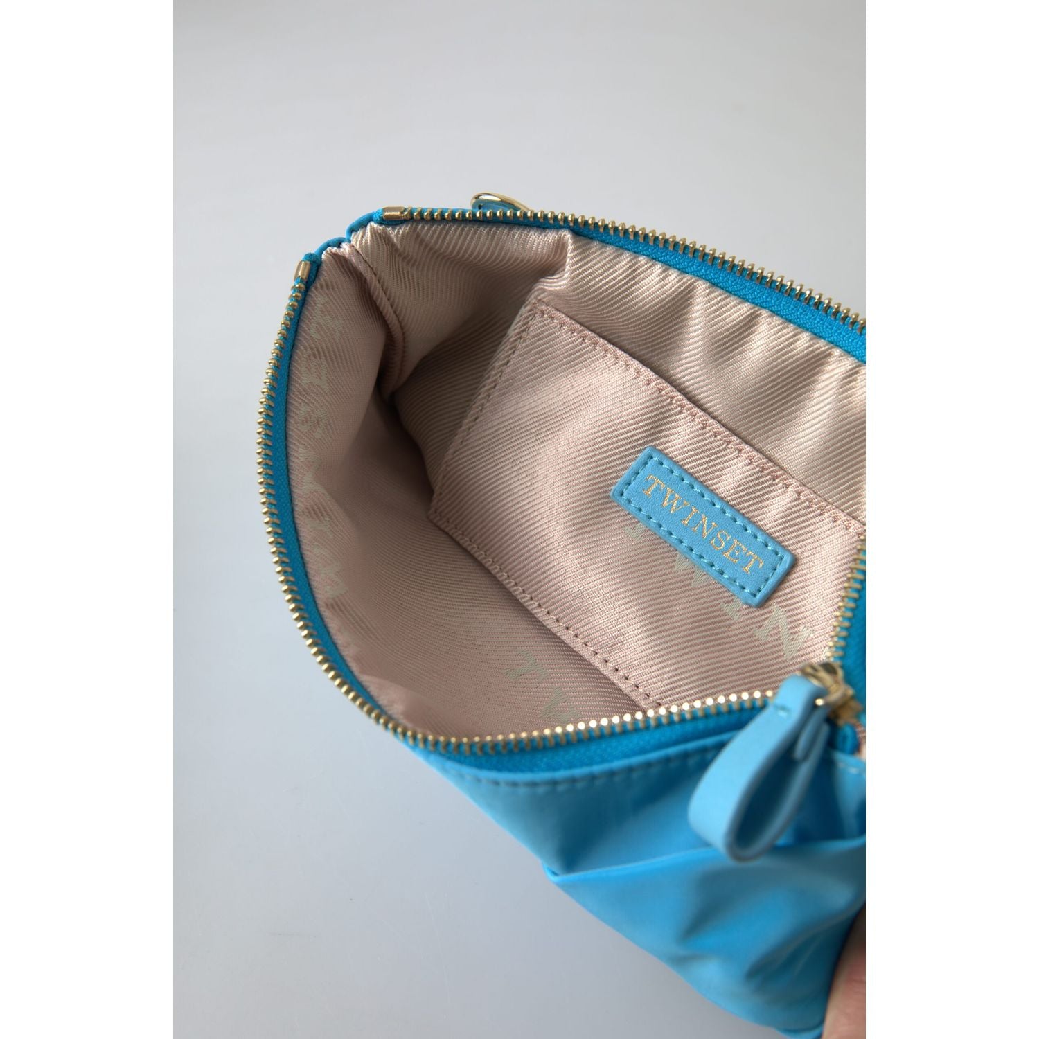 حقيبة توين ست الأنيقة المصنوعة من الحرير مع لمسات من القوس