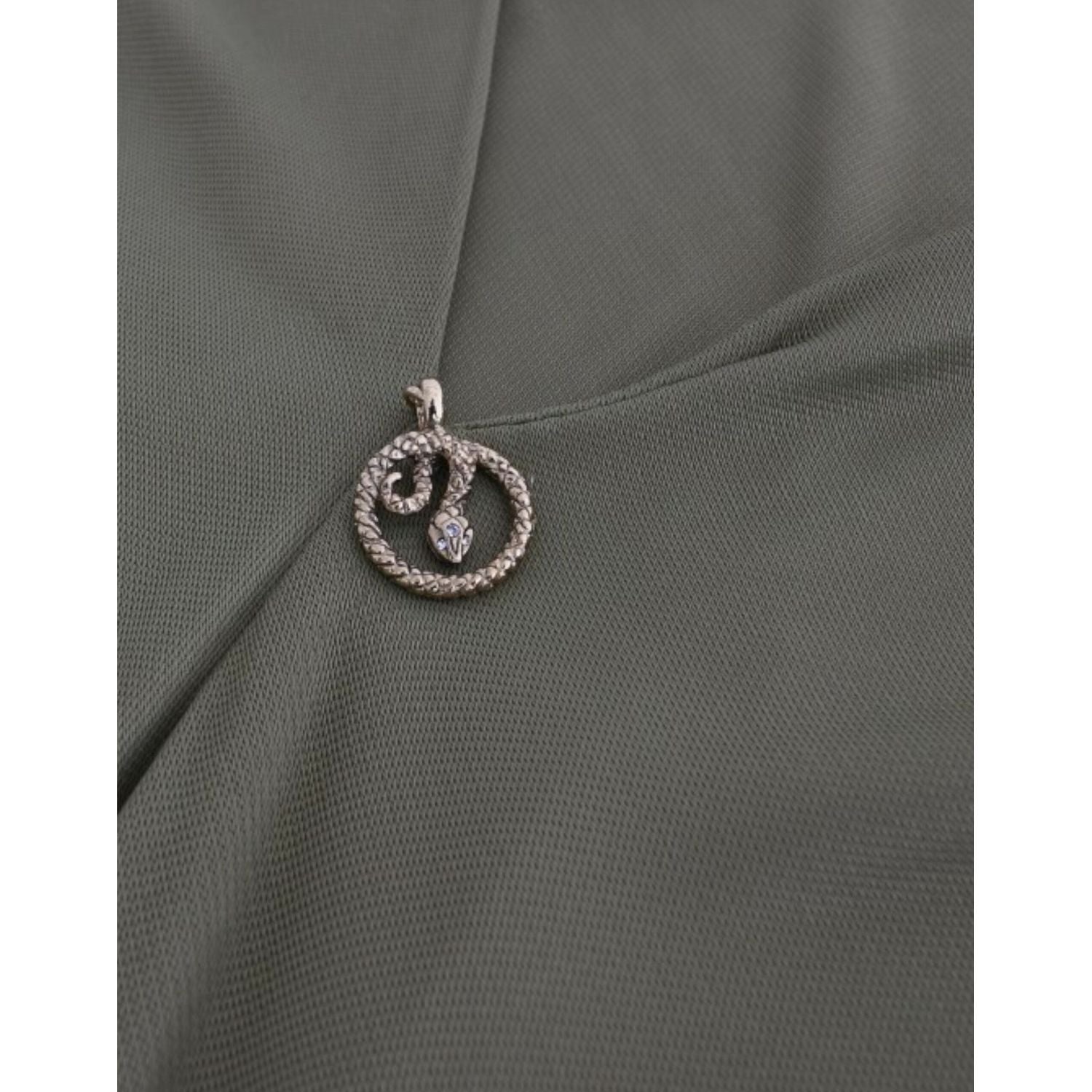 优雅的绿色针织上衣，带有金色装饰