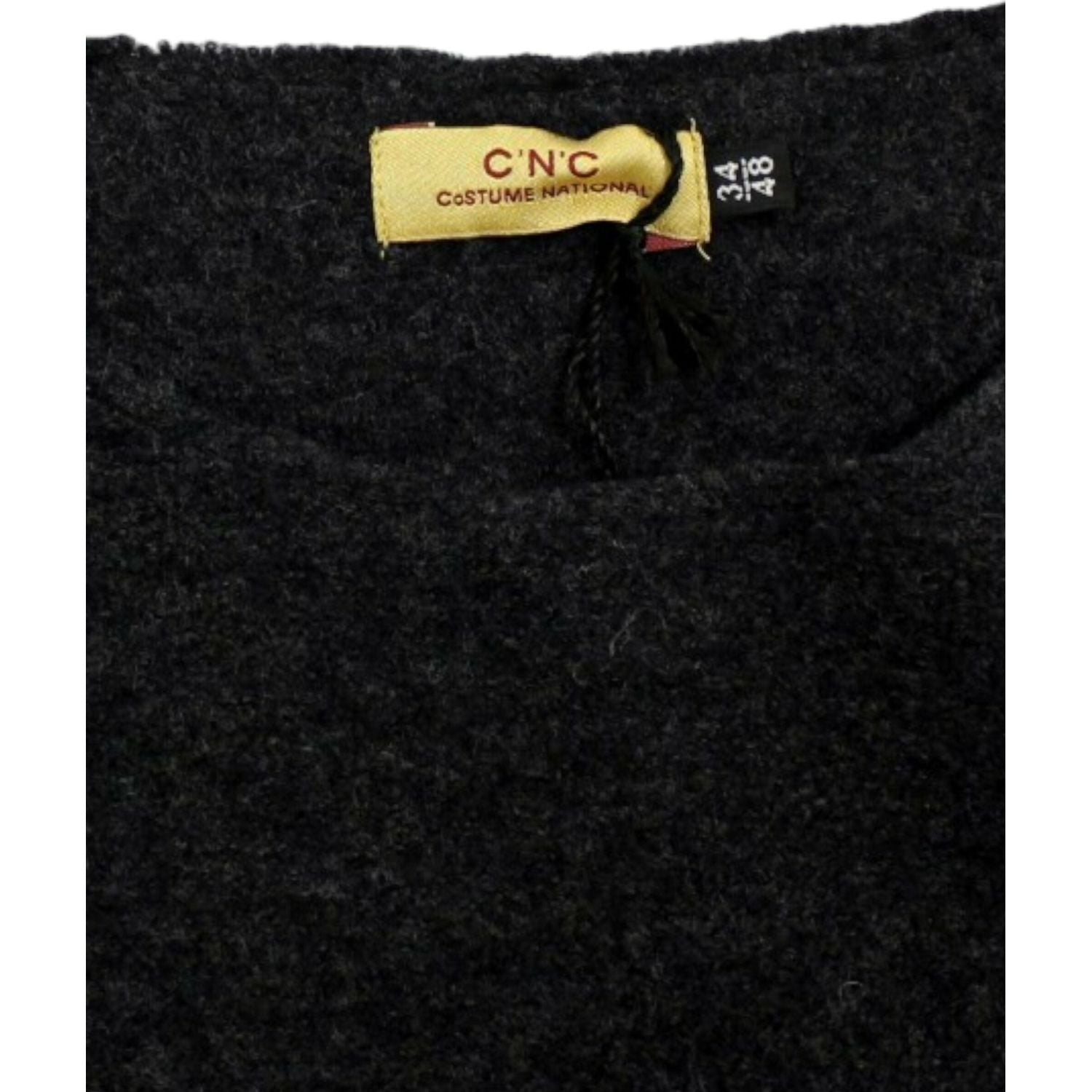 别致的灰色羊毛圆领毛衣