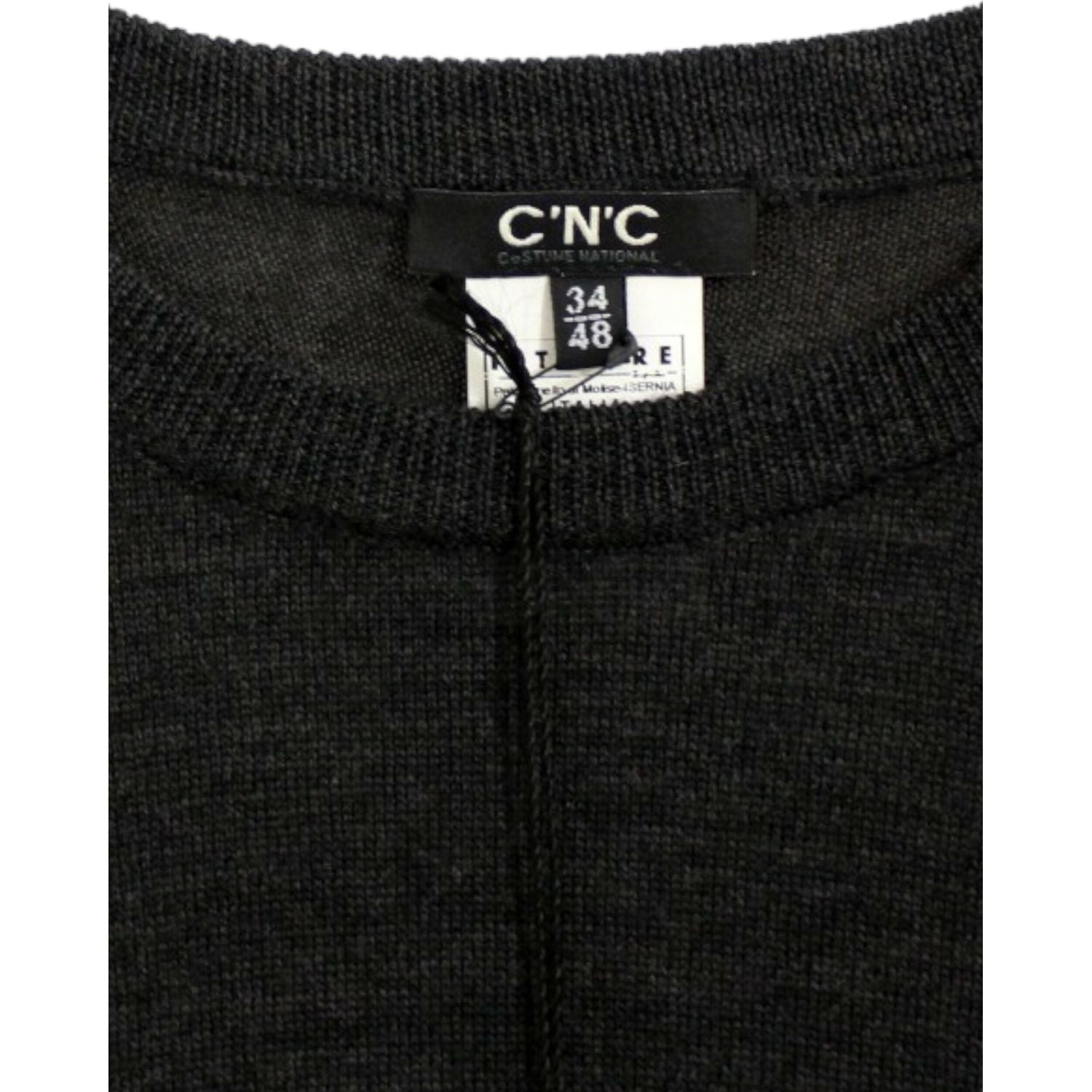 优雅的灰色圆领毛衣套衫