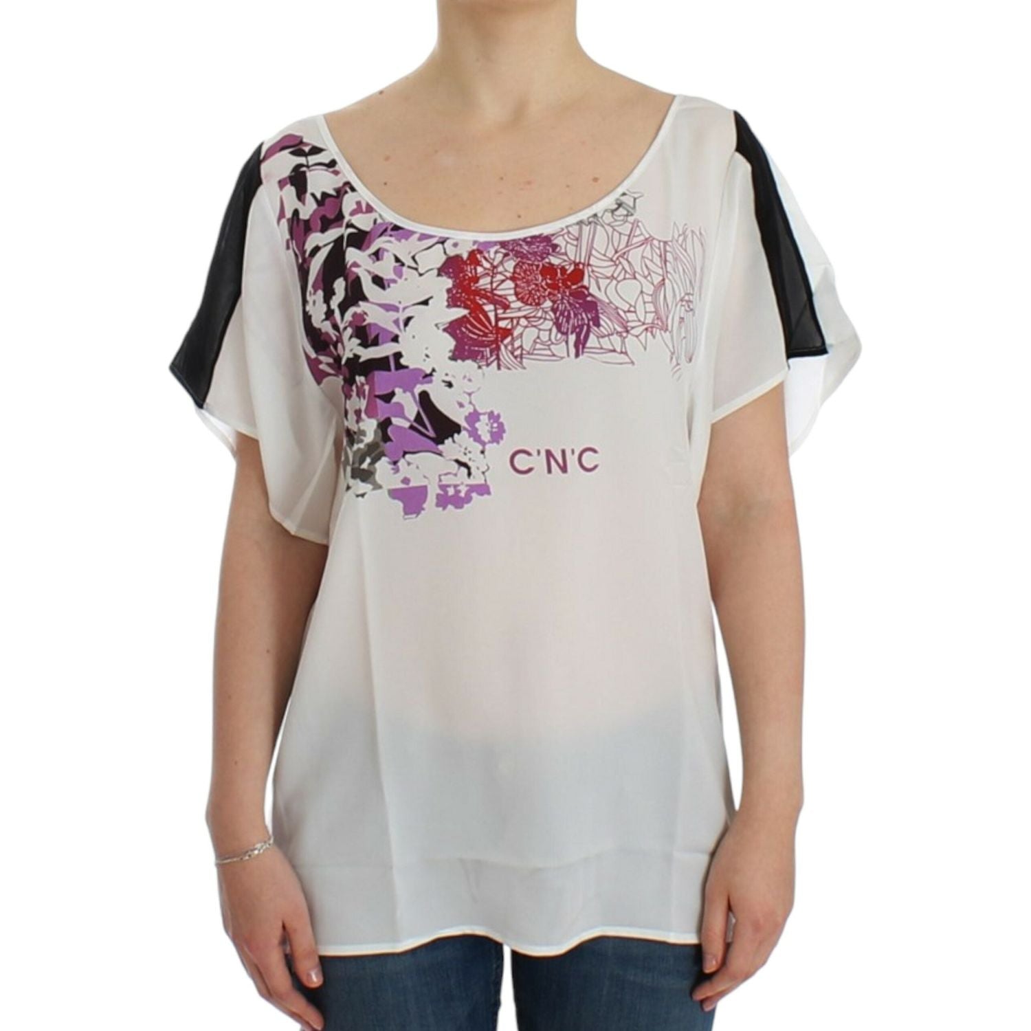 تي شيرت أبيض أنيق بفتحة رقبة على شكل حرف V مطبوع عليه شعار National Chic