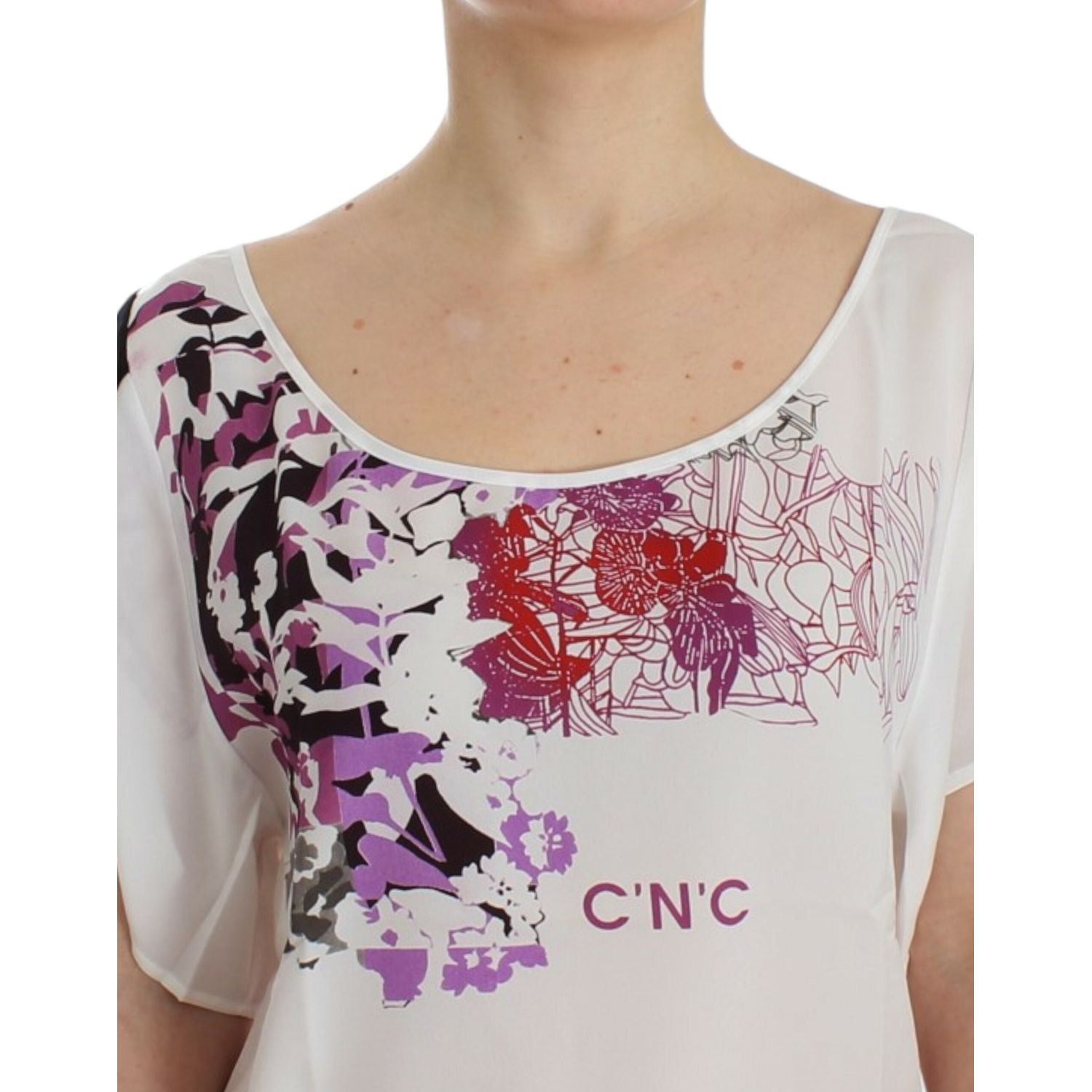 تي شيرت أبيض أنيق بفتحة رقبة على شكل حرف V مطبوع عليه شعار National Chic
