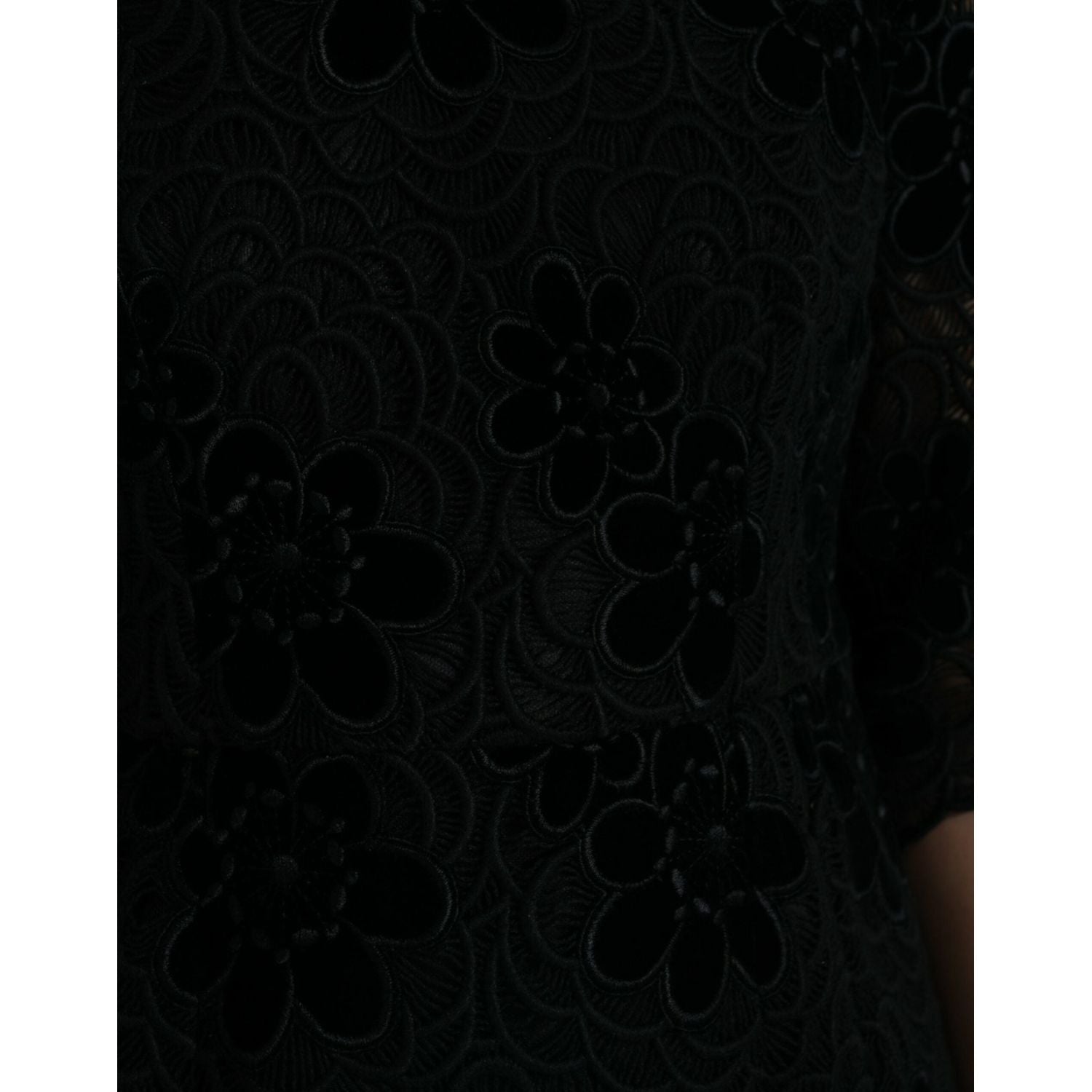 فستان دولتشي آند غابانا الأنيق من الدانتيل المزهر