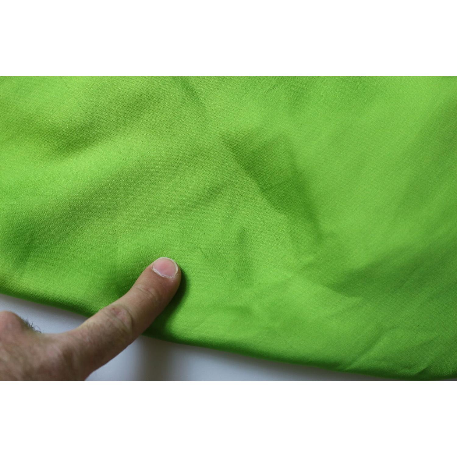 绿色细肩带长款 A 字褶皱连衣裙