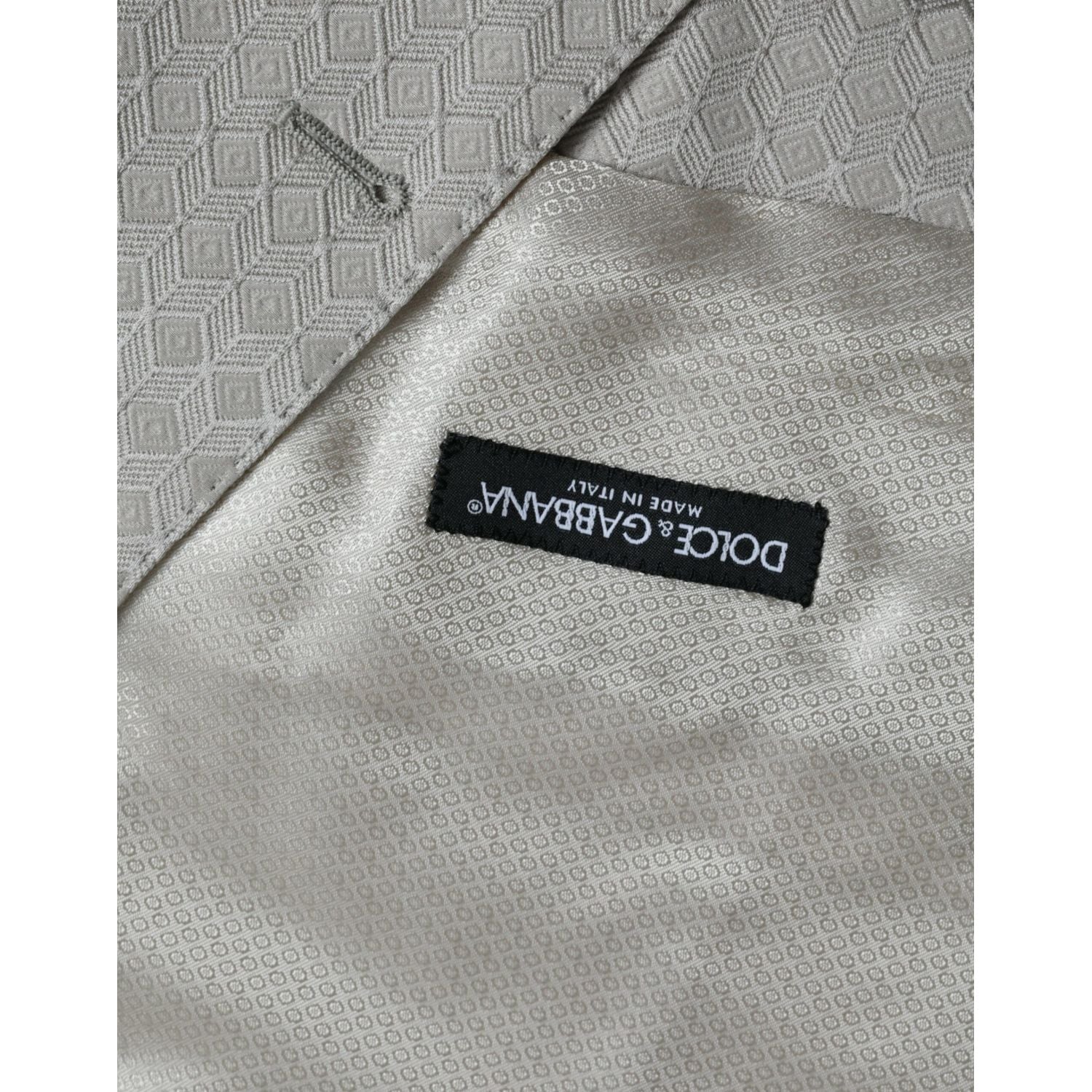 فستان دولتشي آند غابانا من القطن باللون الأبيض الفاتح مع سترة رسمية