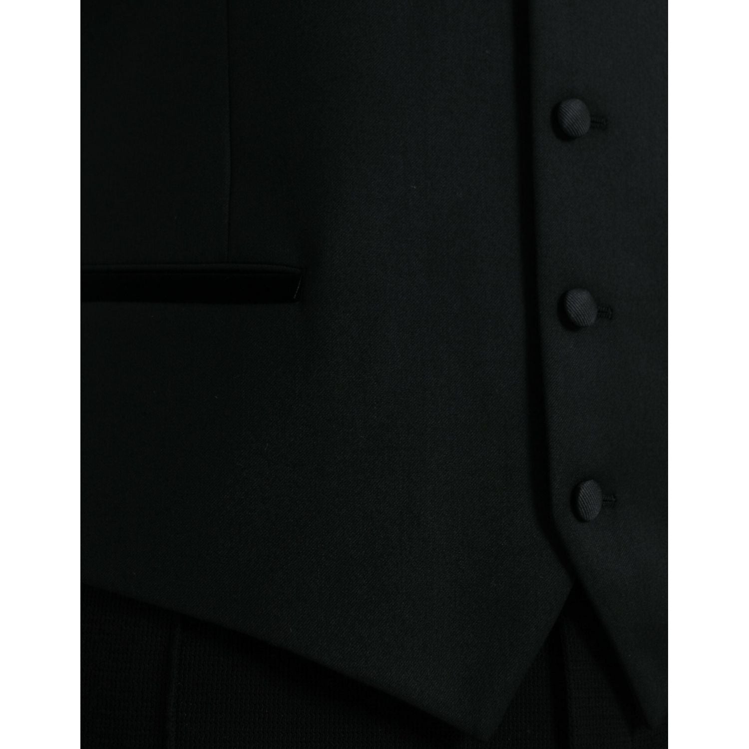 فستان دولتشي آند غابانا من الحرير الأسود مع سترة رسمية