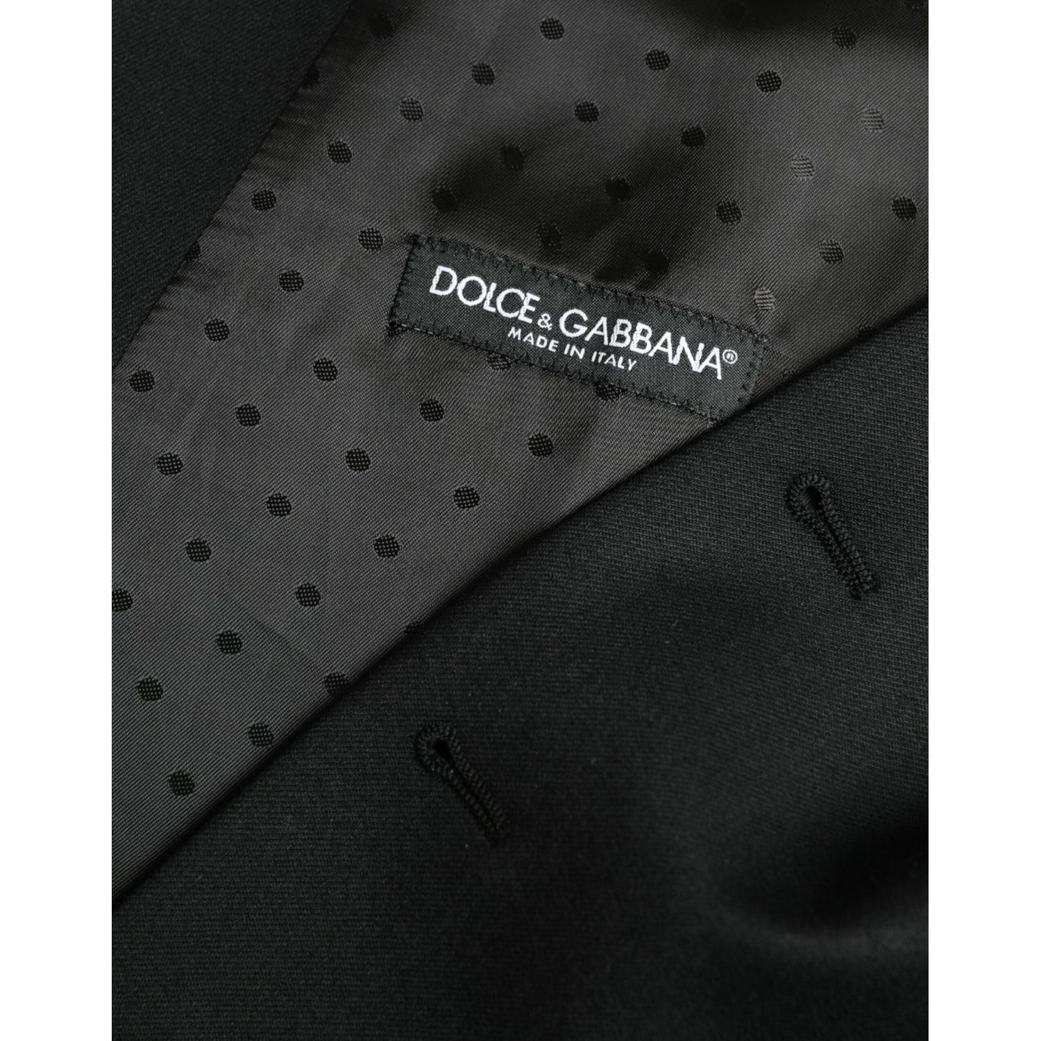 فستان دولتشي آند غابانا من الحرير الأسود مع سترة رسمية