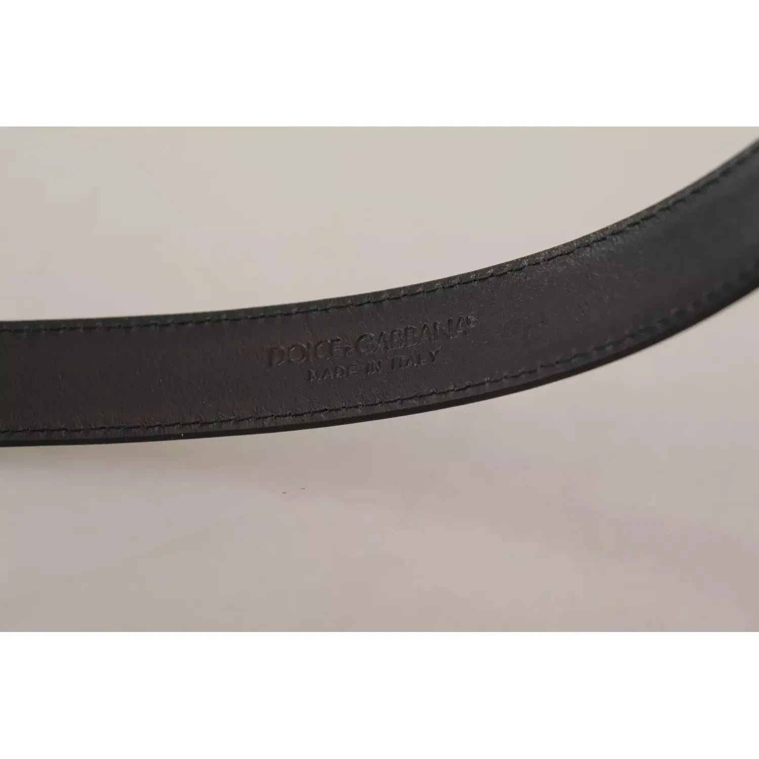 حزام دولتشي آند غابانا الكلاسيكي المصنوع من جلد العجل الأسود بمشبك معدني عتيق