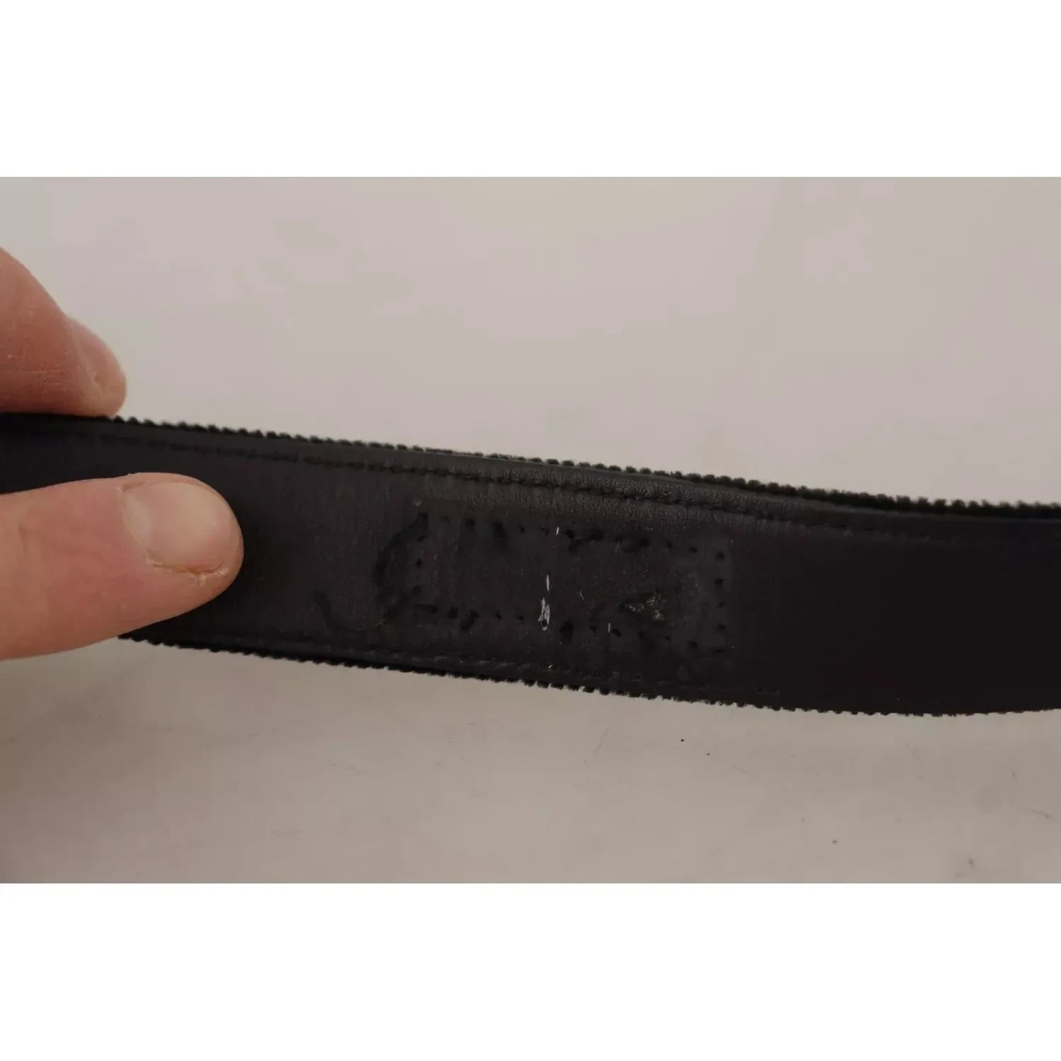 حزام دولتشي آند غابانا الكلاسيكي المصنوع من الجلد الأسود بمشبك معدني فضي