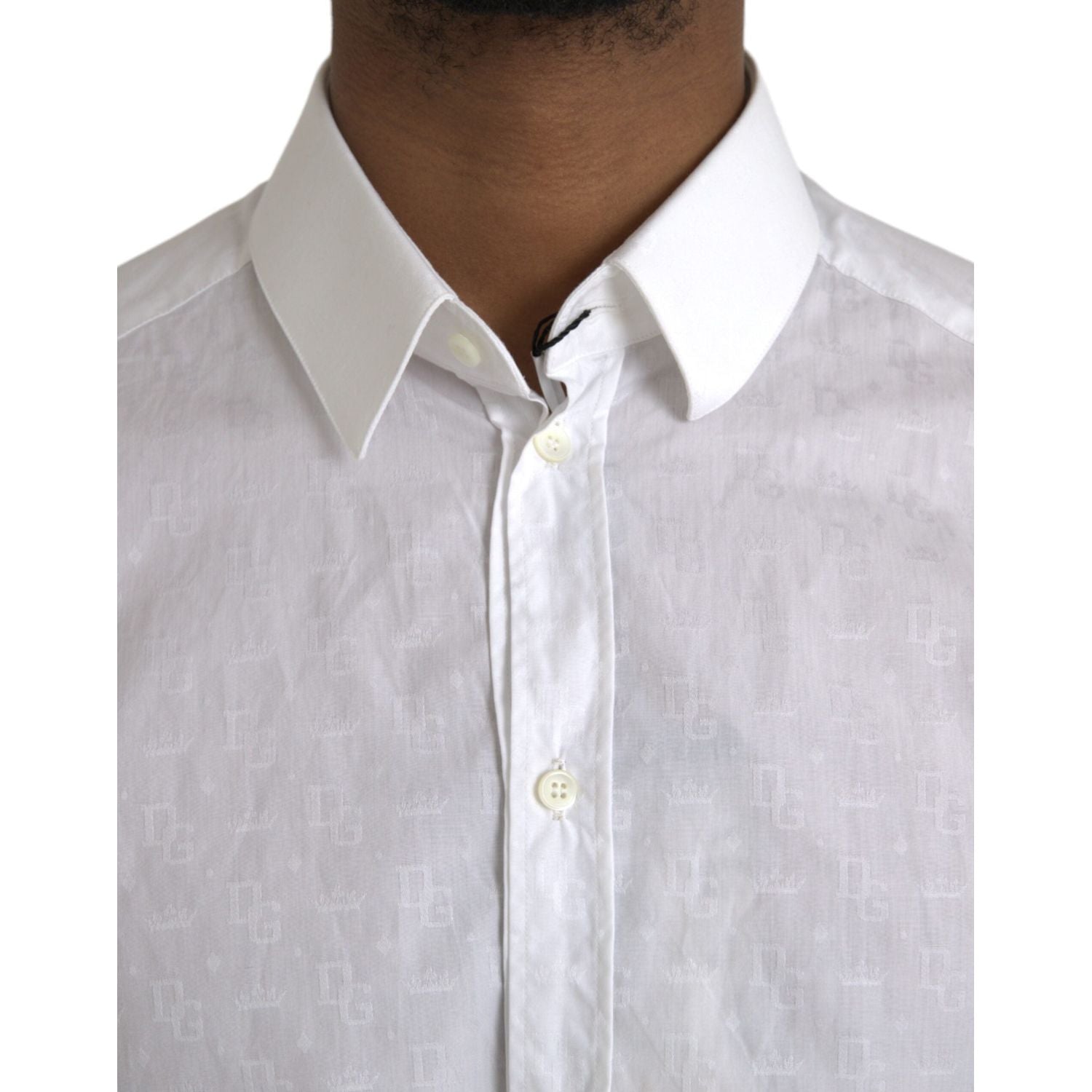 فستان دولتشي آند غابانا من القطن الأبيض بأكمام طويلة وقميص ذهبي