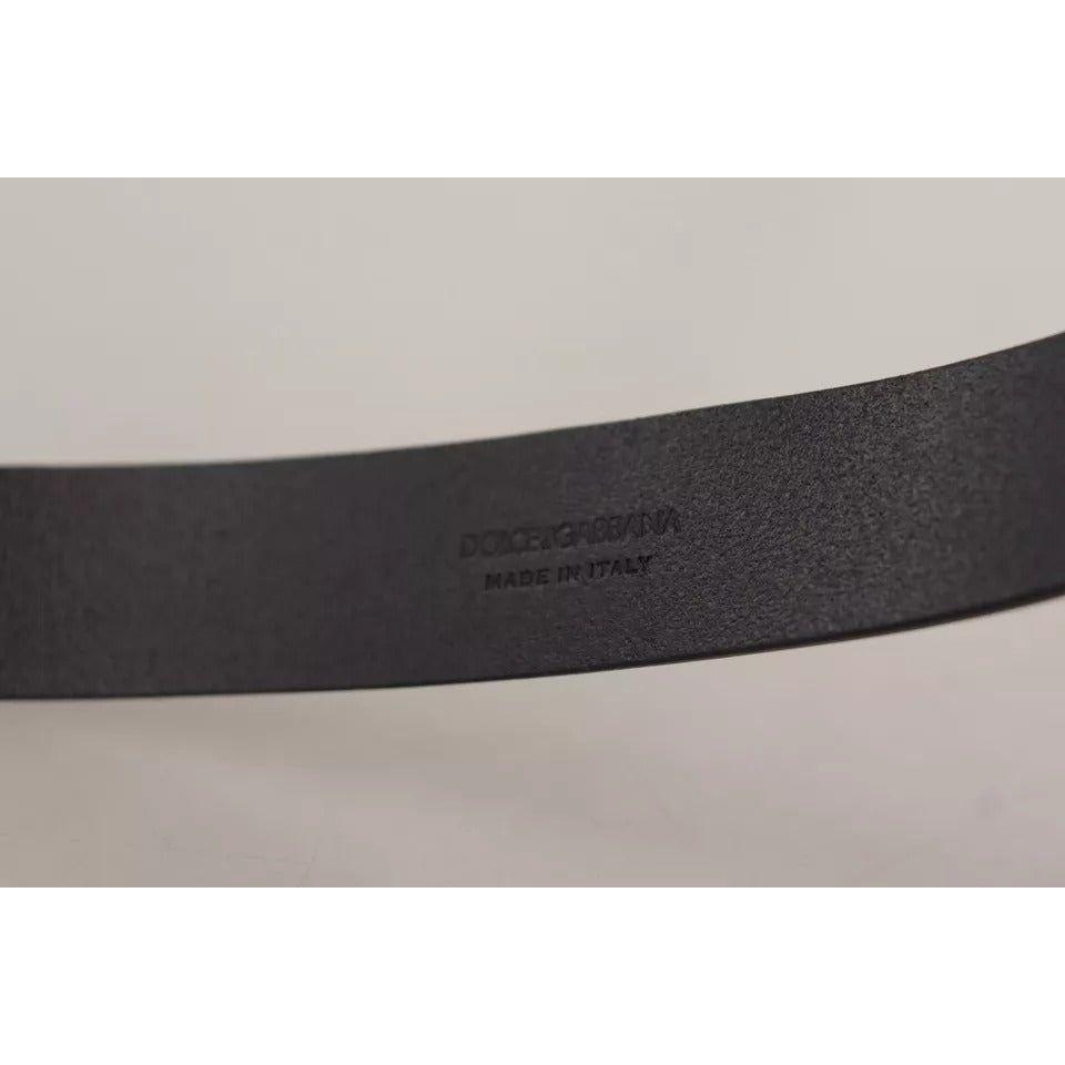 حزام دولتشي آند غابانا المصنوع من جلد العجل الأسود والمزين بإبزيم معدني منقوش عليه شعار