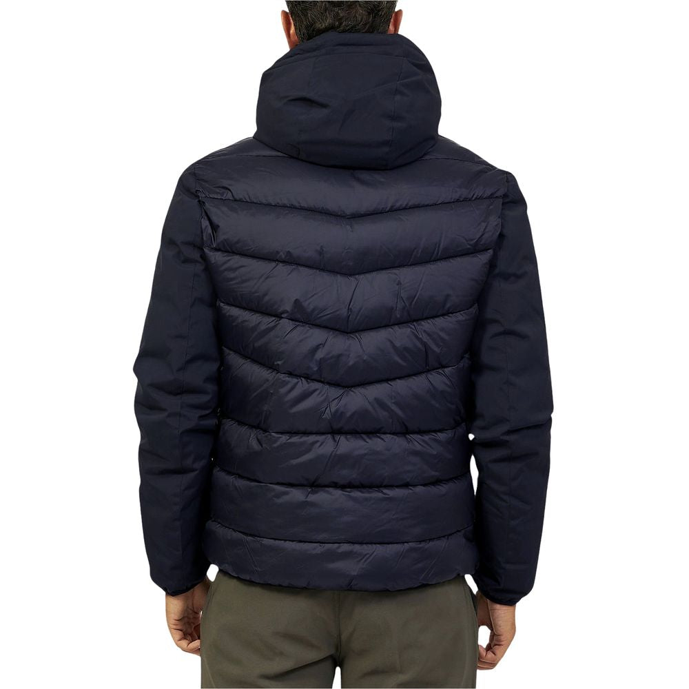 Front view with bag zipped and handles upright.
