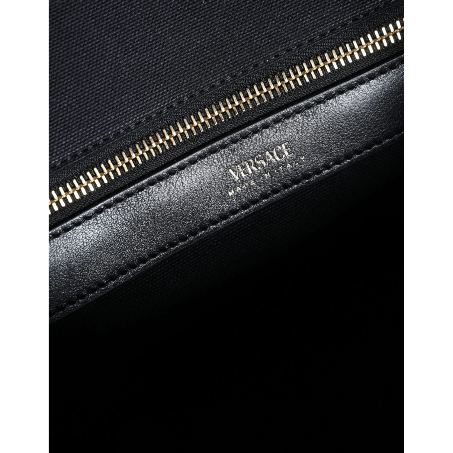 حقيبة كروس بودي من فيرساتشي بمقبض علوي من القماش والجلد باللون الأسود