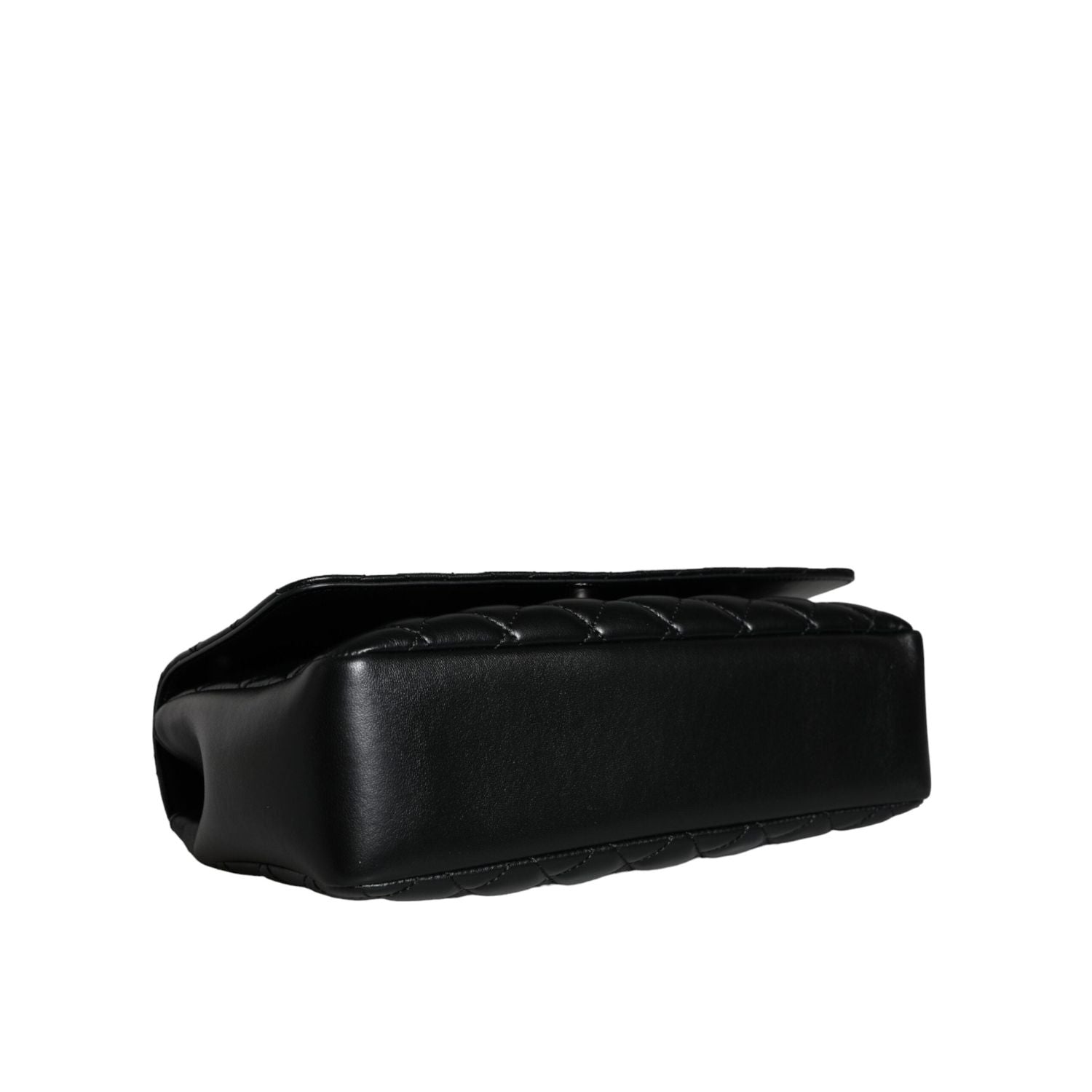 حقيبة كتف من فيرساتشي مصنوعة من جلد الحمل المبطن باللون الأسود