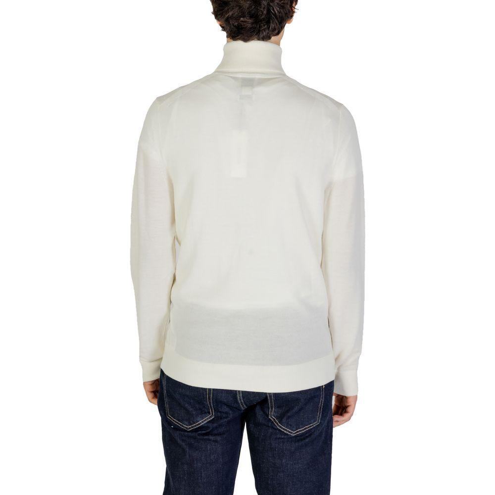 Front view with bag zipped and handles upright.
