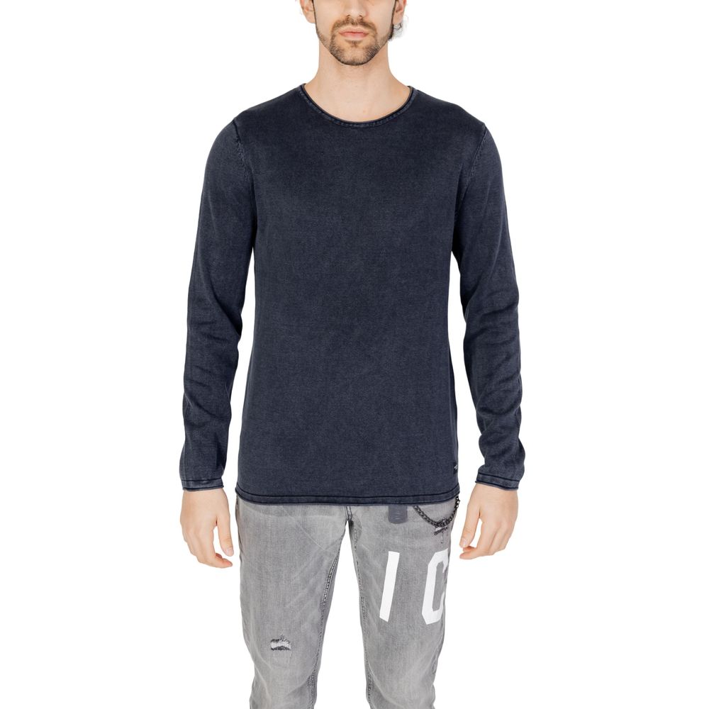 Model wearing Jack Jones Blue Cotton Sweatshirt with crew neck and long sleeves, showcasing casual yet refined style.