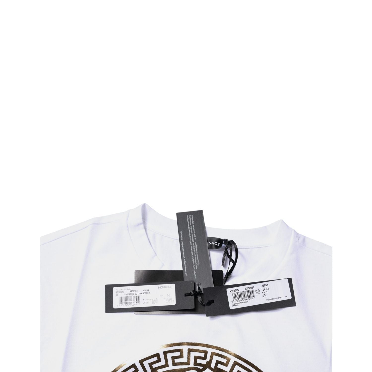 Front view with bag zipped and handles upright.