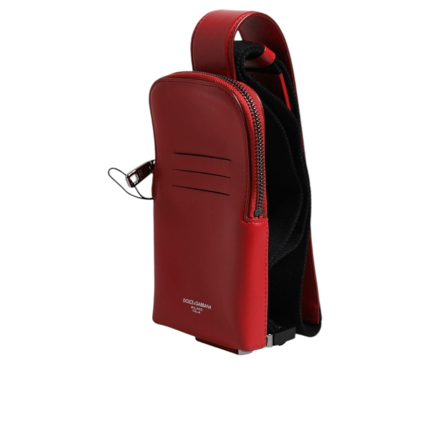 Front view with bag zipped and handles upright.