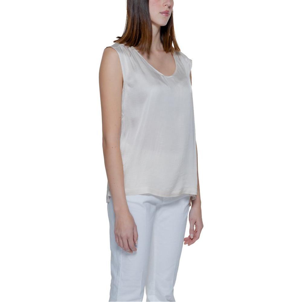 Front view with bag zipped and handles upright.
