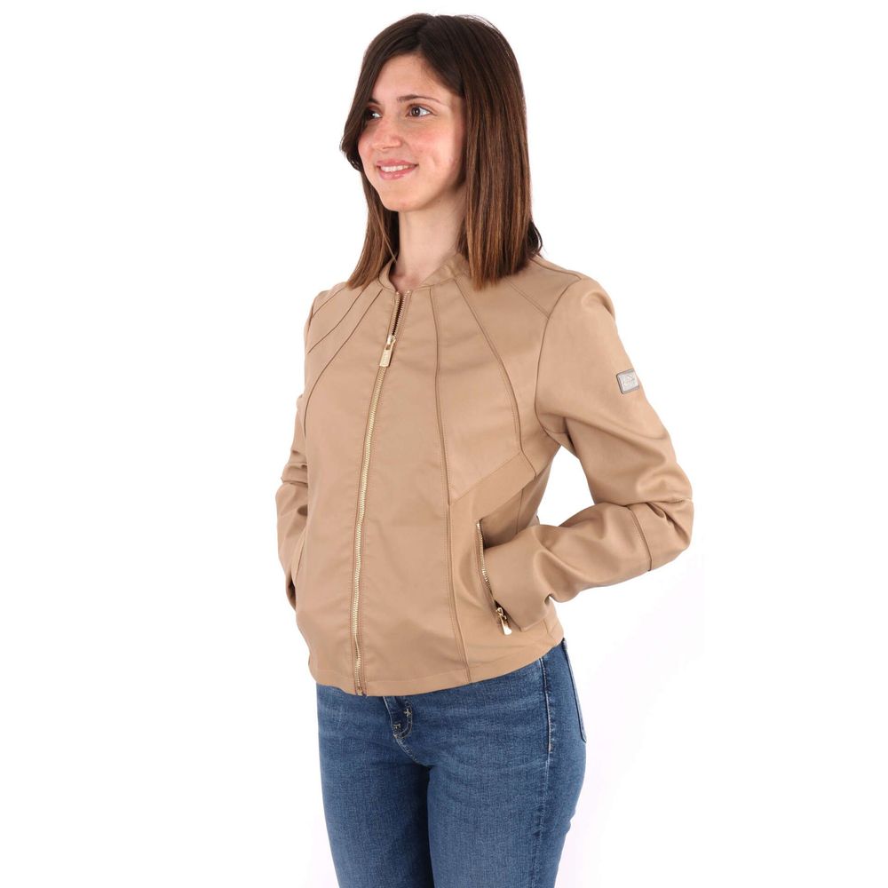 Front view with bag zipped and handles upright.