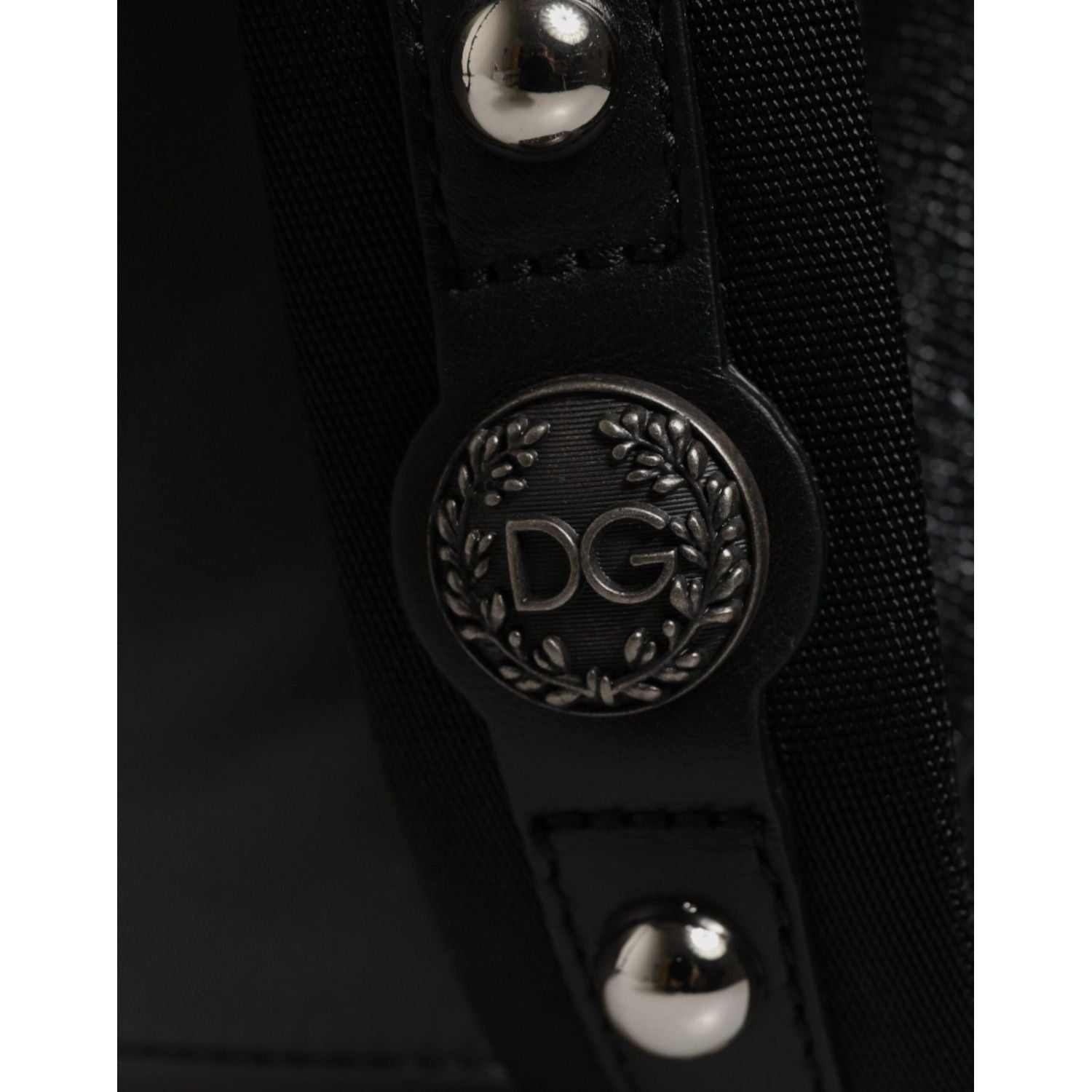 Front view with bag zipped and handles upright.