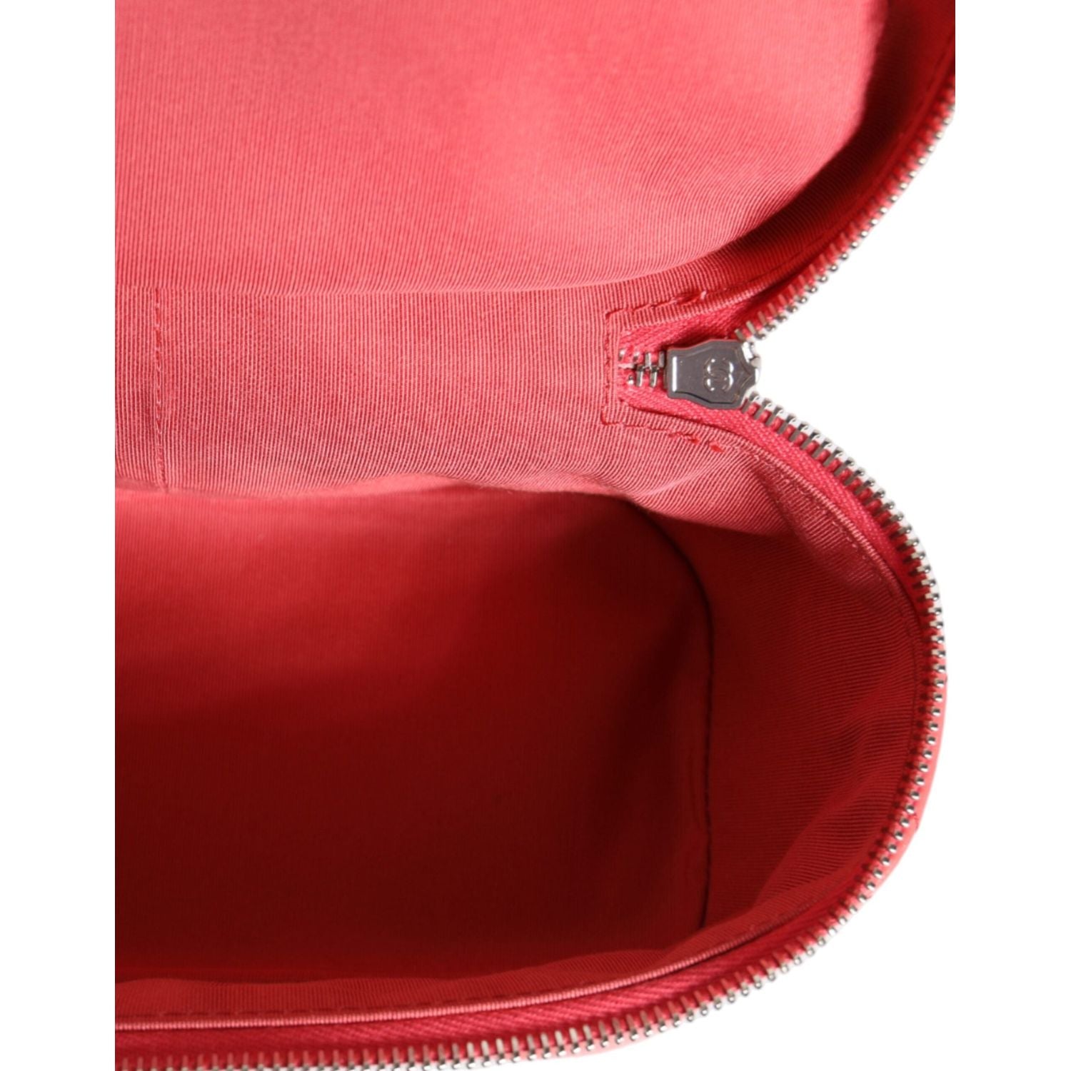 Front view with bag zipped and handles upright.
