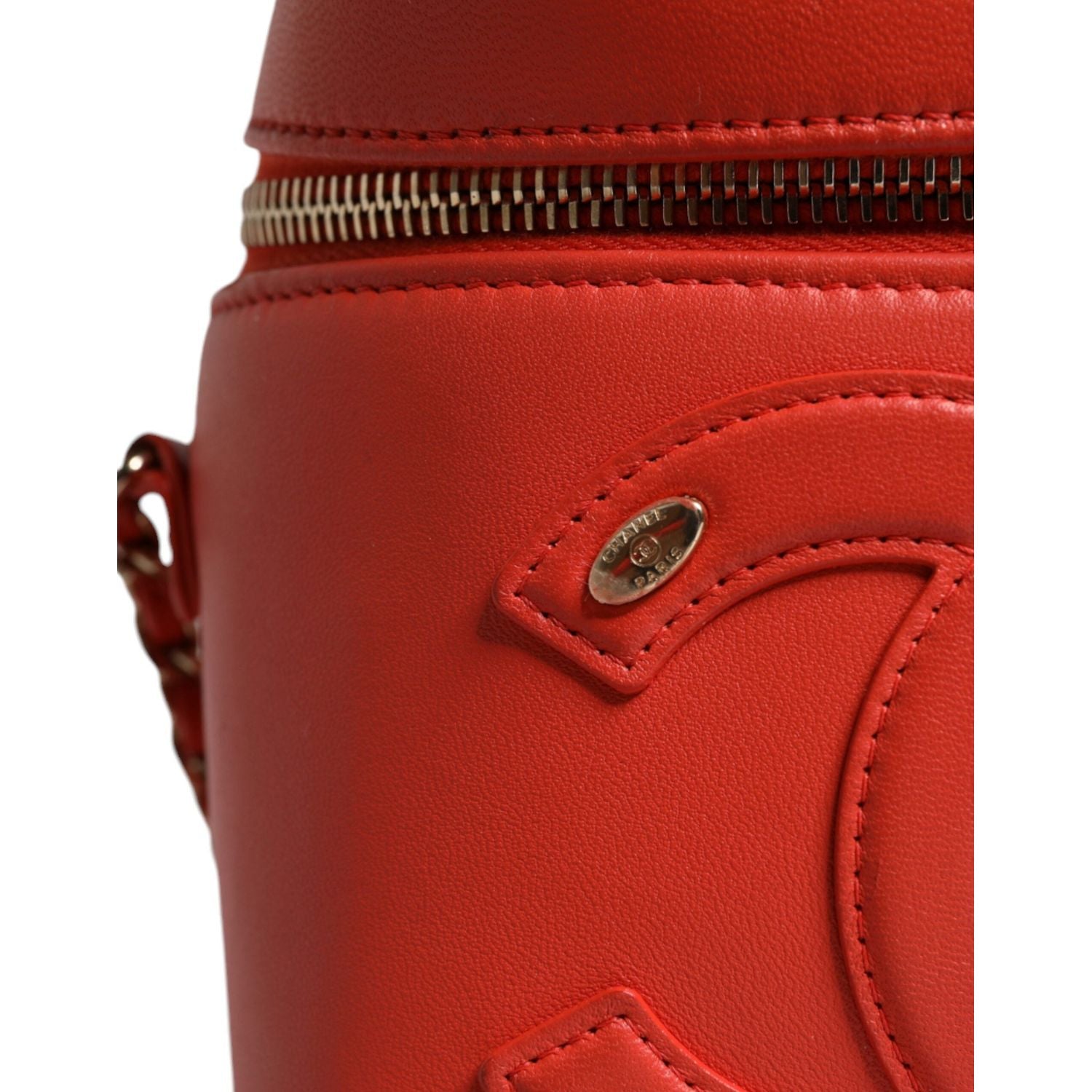 Front view with bag zipped and handles upright.