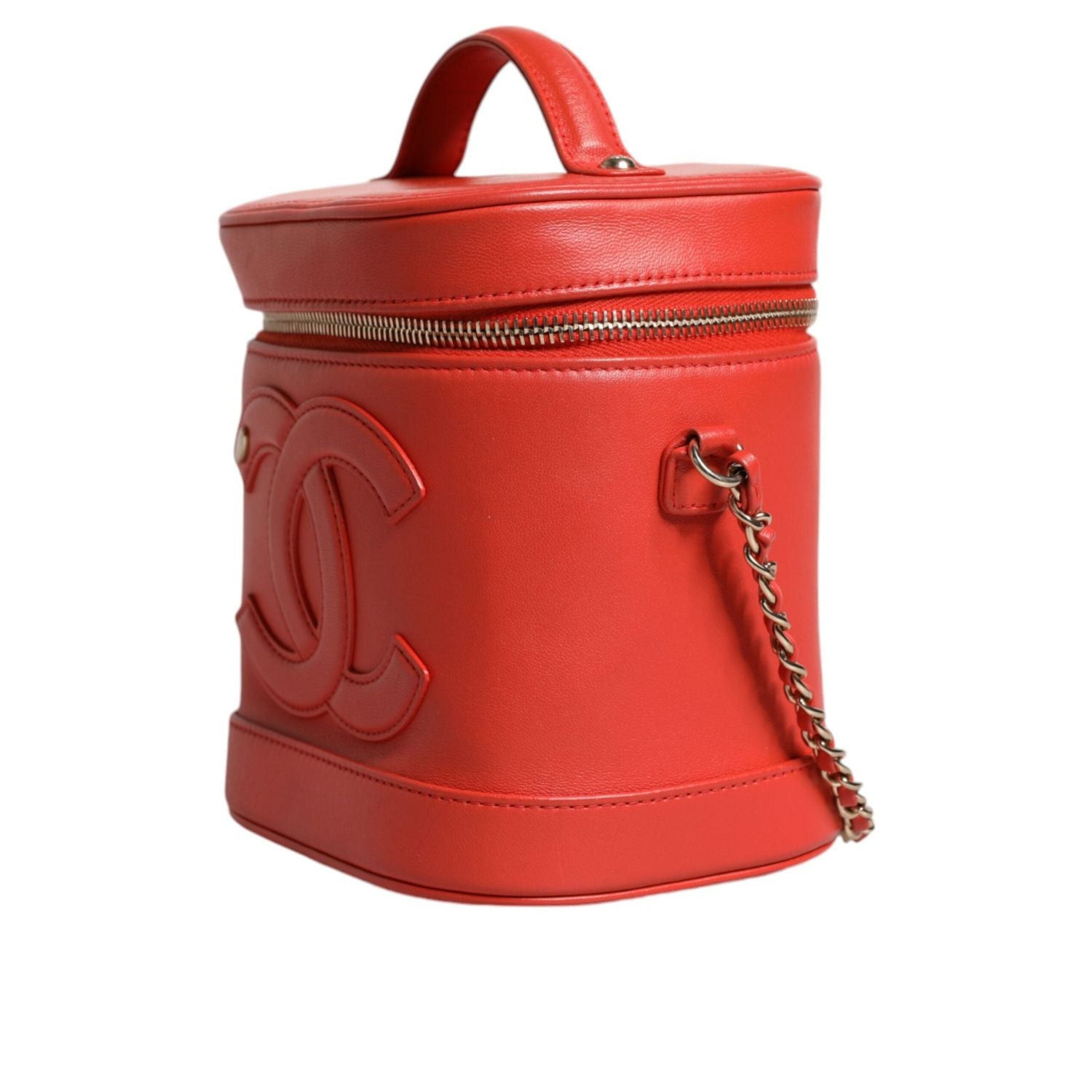 Front view with bag zipped and handles upright.