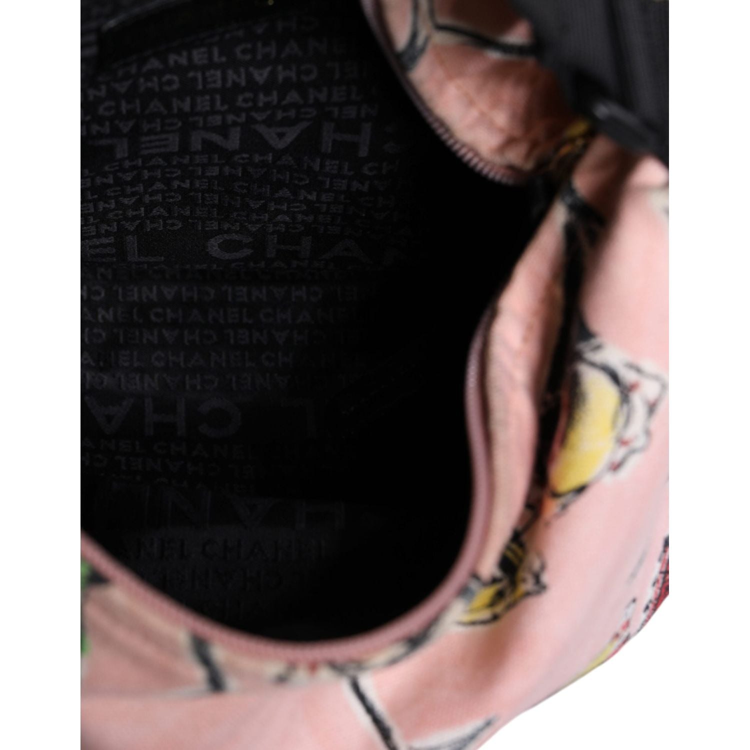 Front view with bag zipped and handles upright.