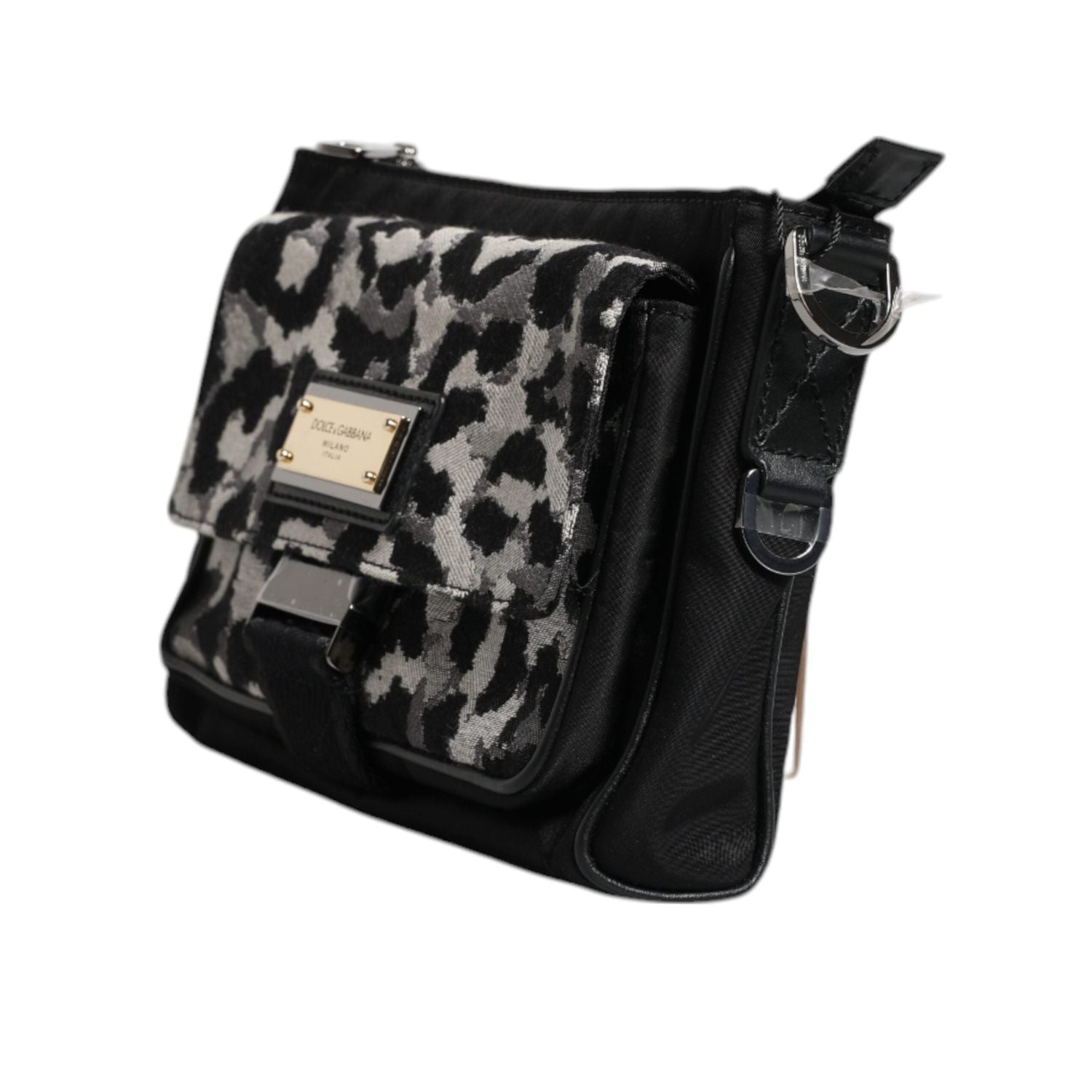Front view with bag zipped and handles upright.